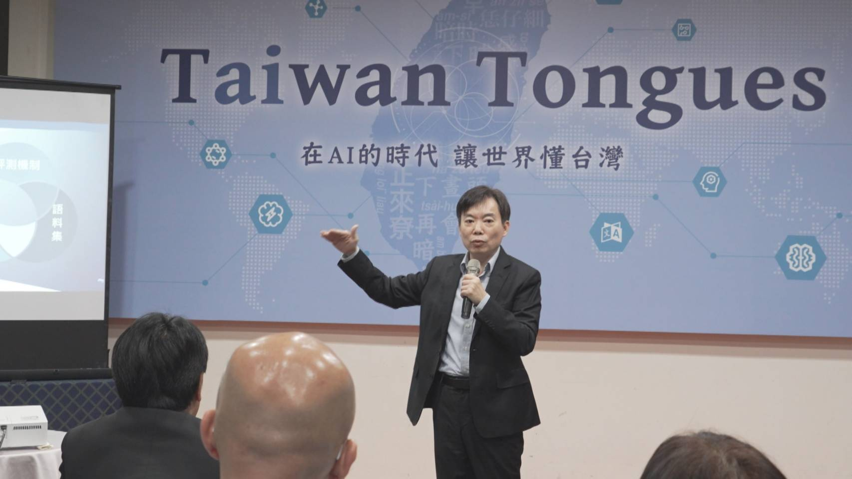 一張含有 文字, 服裝, 人員, 人的臉孔 的圖片
自動產生的描述