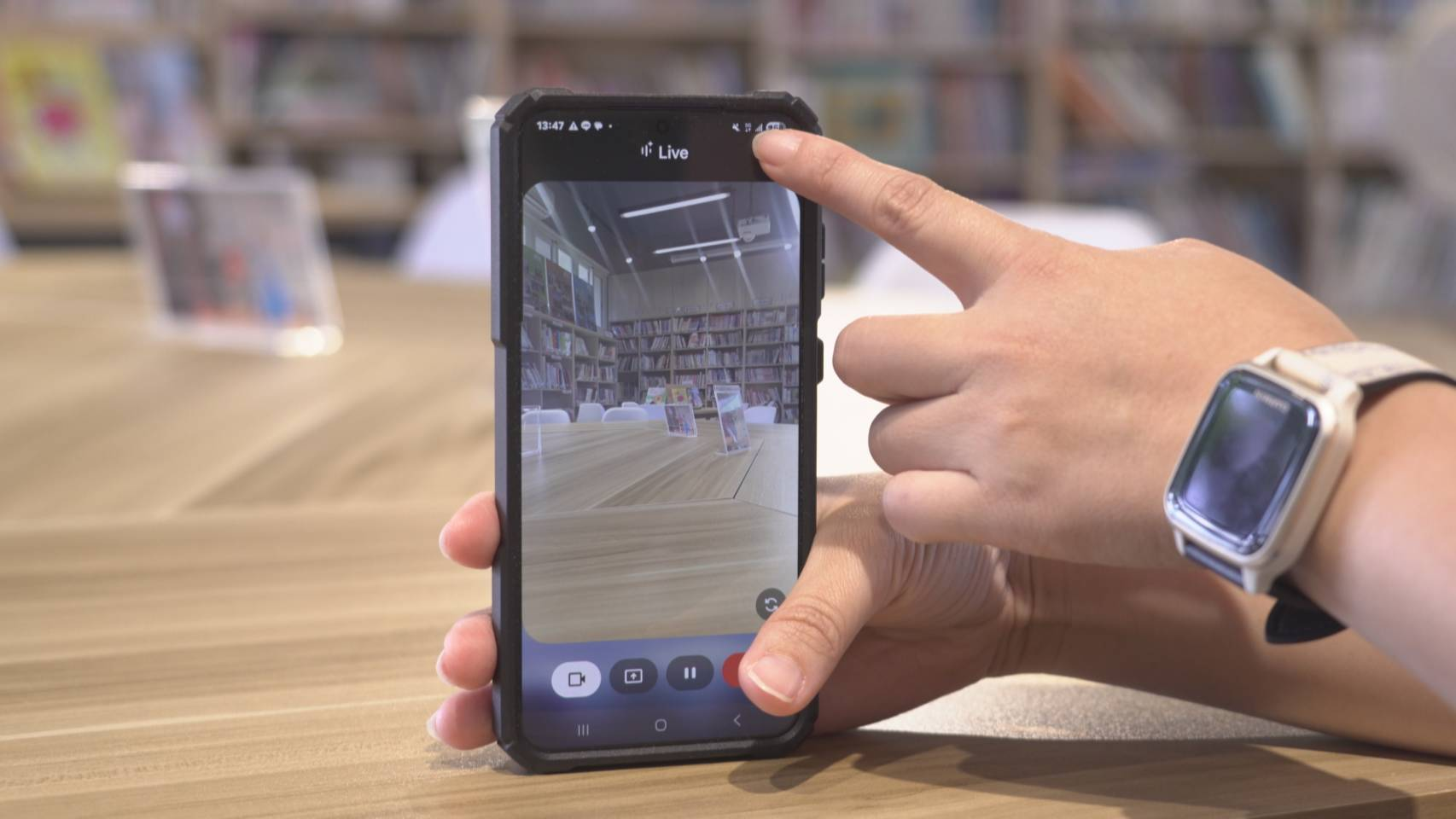 一張含有 行動電話, 文字, 可攜式通訊裝置, 通訊設備 的圖片
自動產生的描述