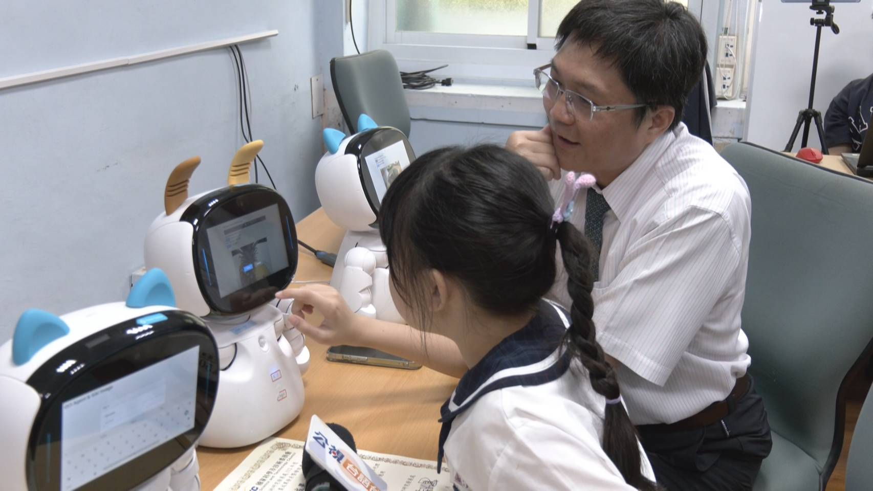 一張含有 人員, 服裝, 室內, 工作 的圖片
自動產生的描述