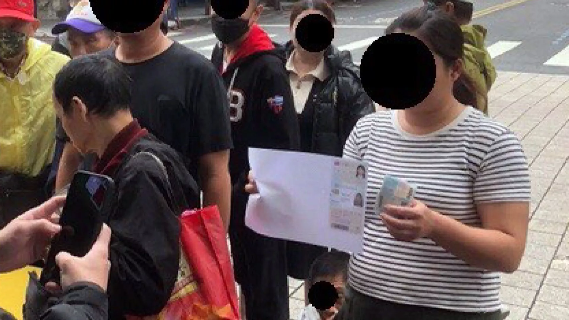 Penjaga stan: Tunawisma bisa dapat uang dengan serahkan dokumen identitas