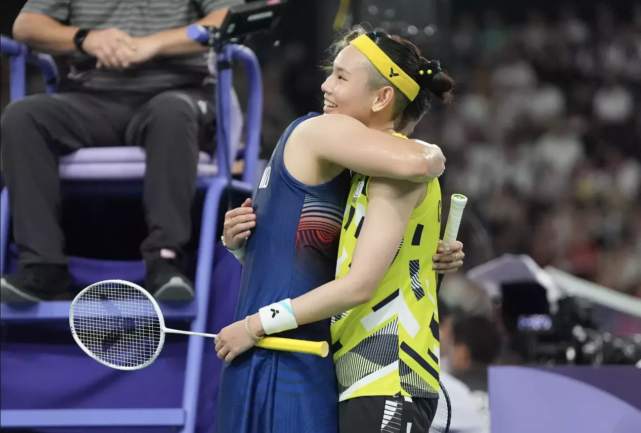 戴資穎與依瑟儂在巴黎奧運賽後相擁。(圖/中華奧會)