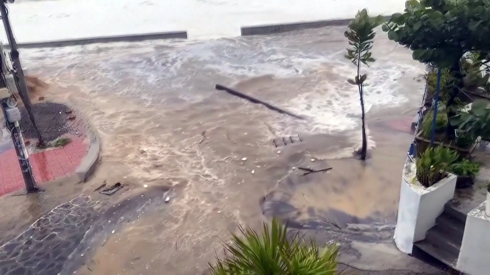 Kalmaegi đổ bộ Việt Nam, 5 người chết, 2.600 ngôi nhà hư hỏng