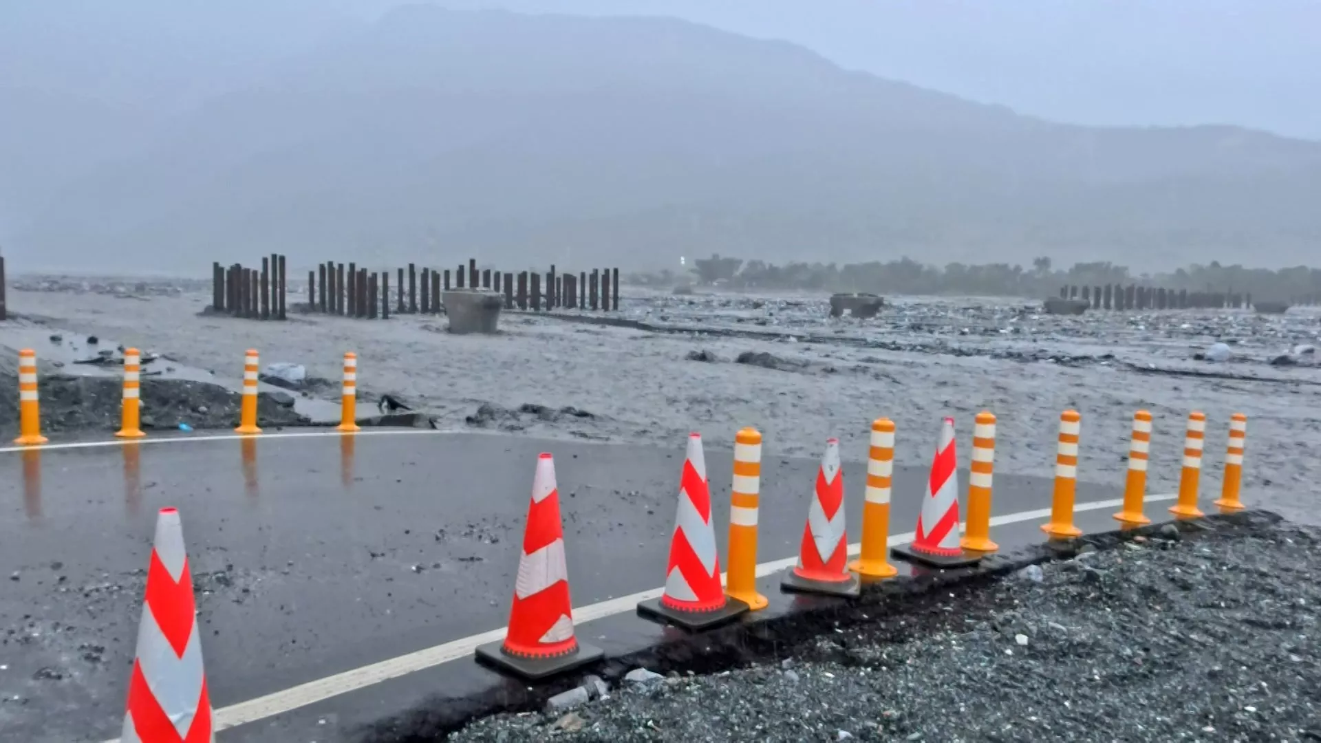 Sungai Matai’an meluap, akses jalur sementara ditutup, sebagian ruas telah hanyut