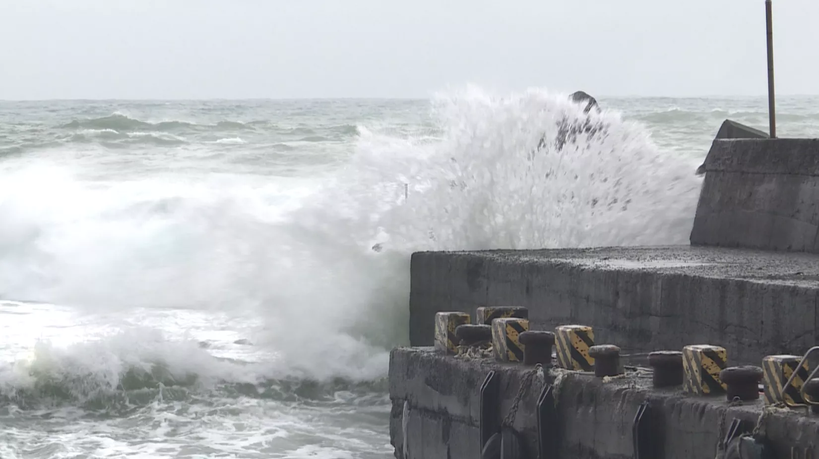 鳳凰風颱逼倚 上緊明仔暗對屏東登陸