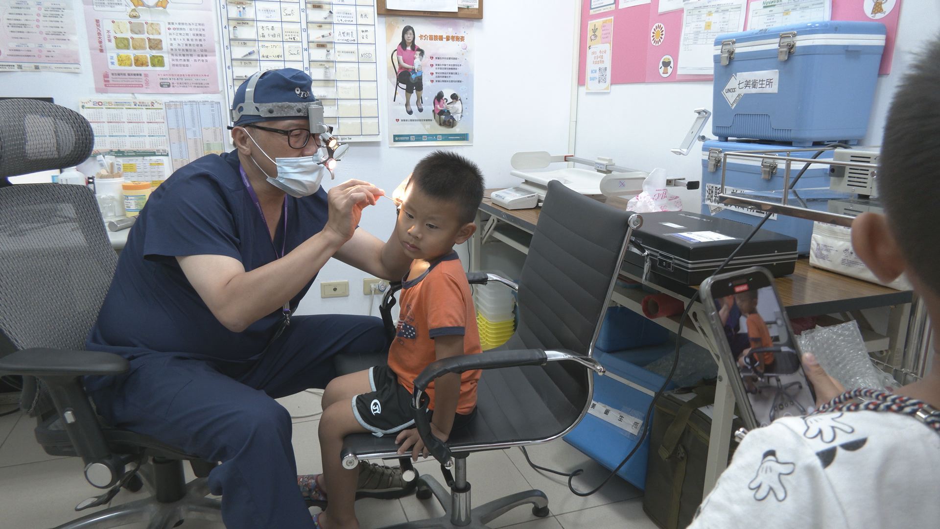 一張含有 人員, 服裝, 室內, 男人 的圖片

AI 產生的內容可能不正確。