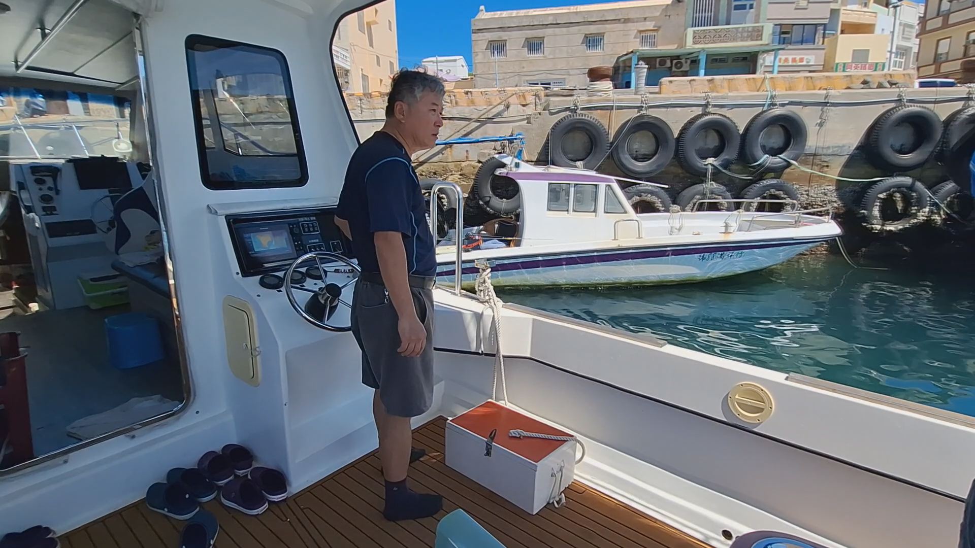 一張含有 船, 船隻, 戶外, 車輛 的圖片

AI 產生的內容可能不正確。