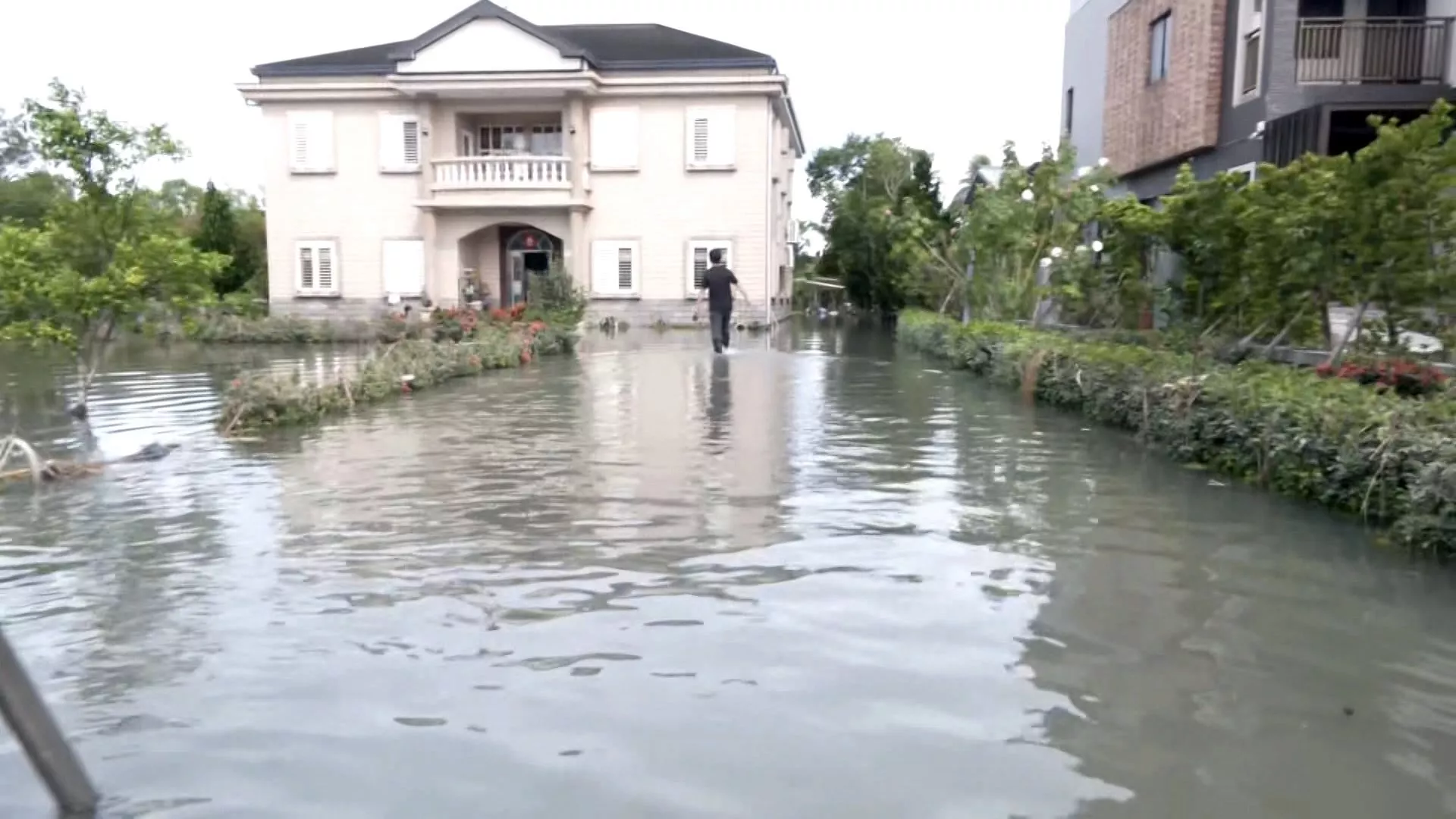 Bão mang mưa lớn gây ngập lụt tại Nghi Lan