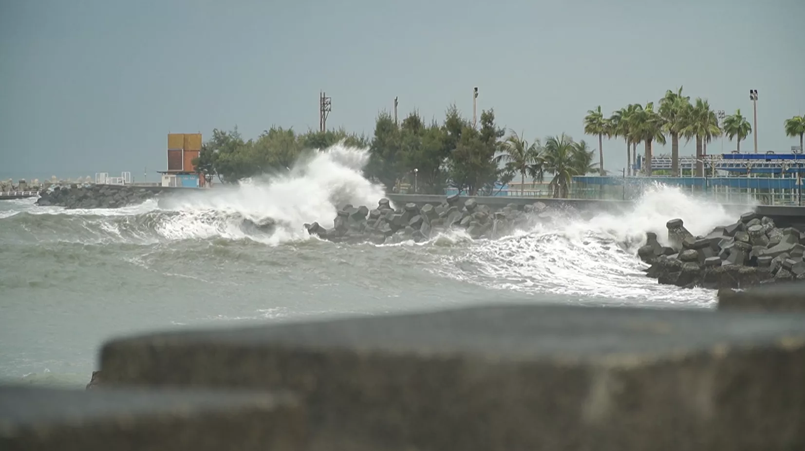 鳳凰風颱暴風圈縮小 預估下暗對屏東上陸