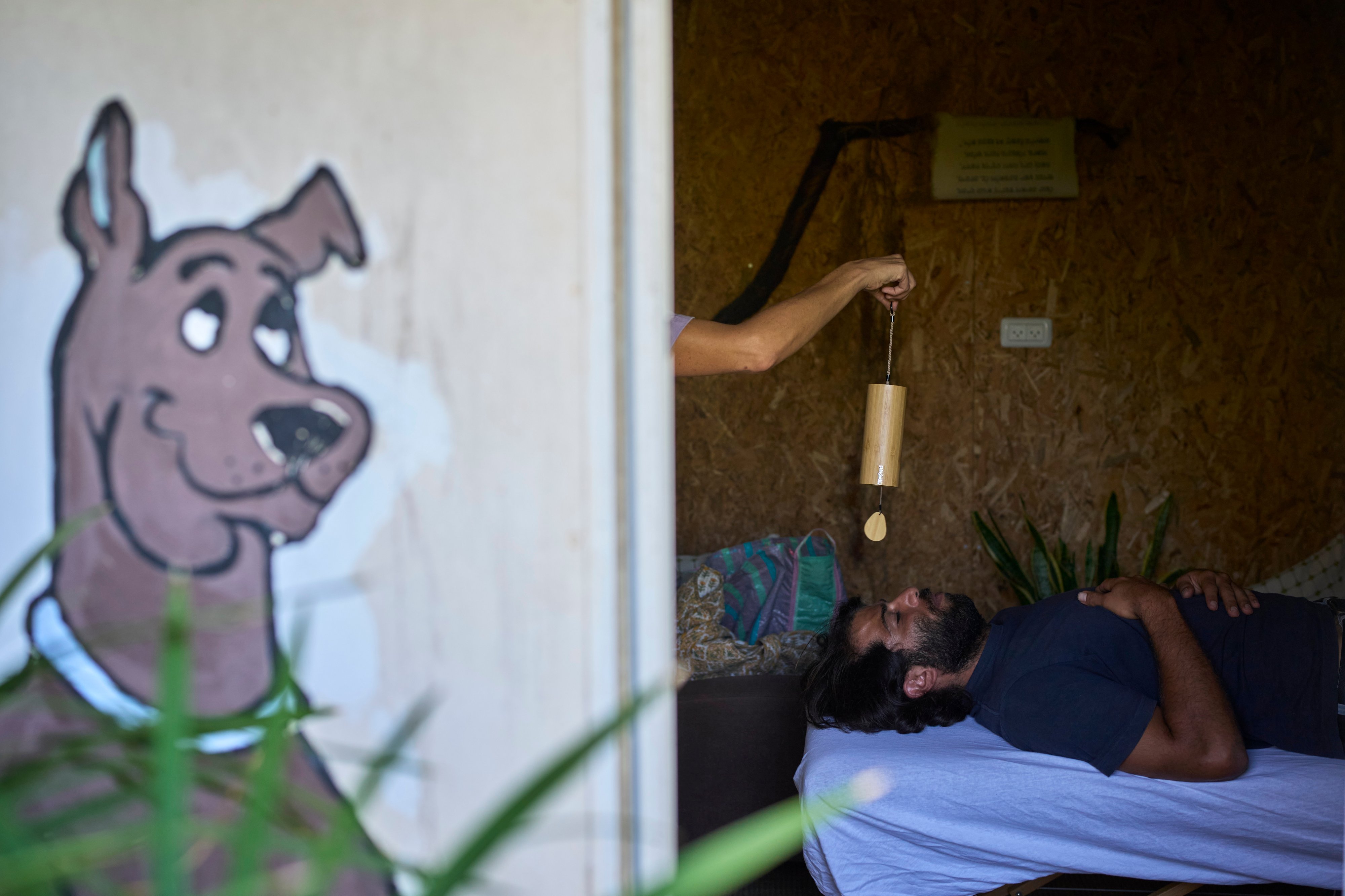 一名以色列軍人在Back2Life的農場接受觸覺療法。（圖／美聯社）