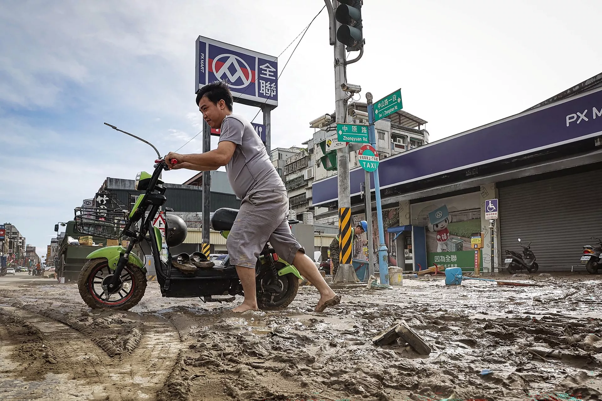 大水退去的蘇澳。(圖/法新社)
