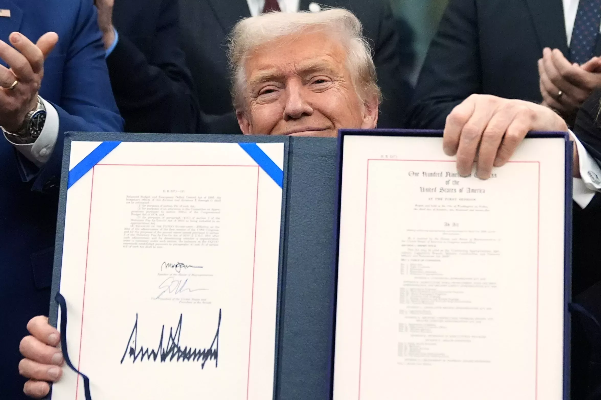 美國總統川普簽署臨時撥款法案。(圖/美聯社)