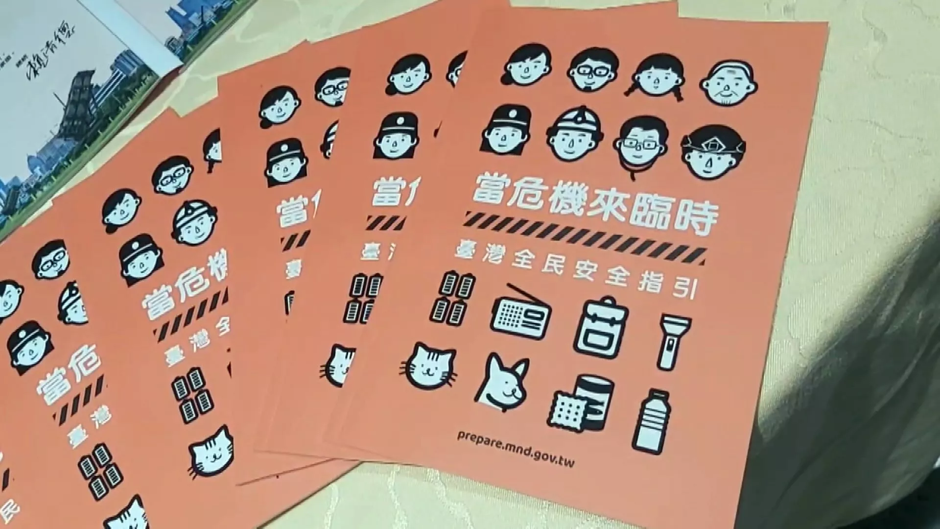 Phân phát sổ tay "Hướng dẫn an ninh toàn dân" phiên bản mới