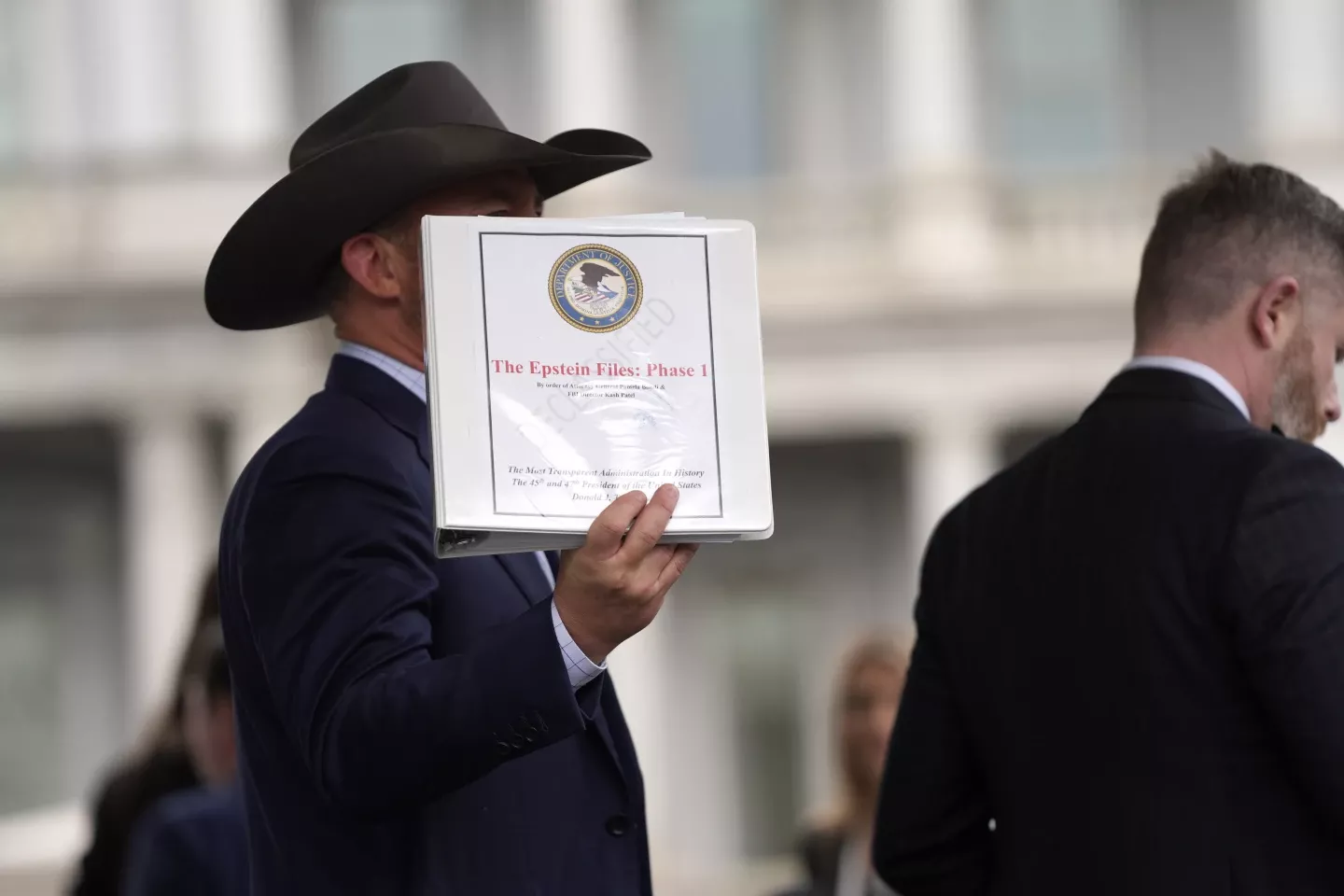 美國司法部公布的第一階段艾普斯坦檔案。（圖／美聯社）