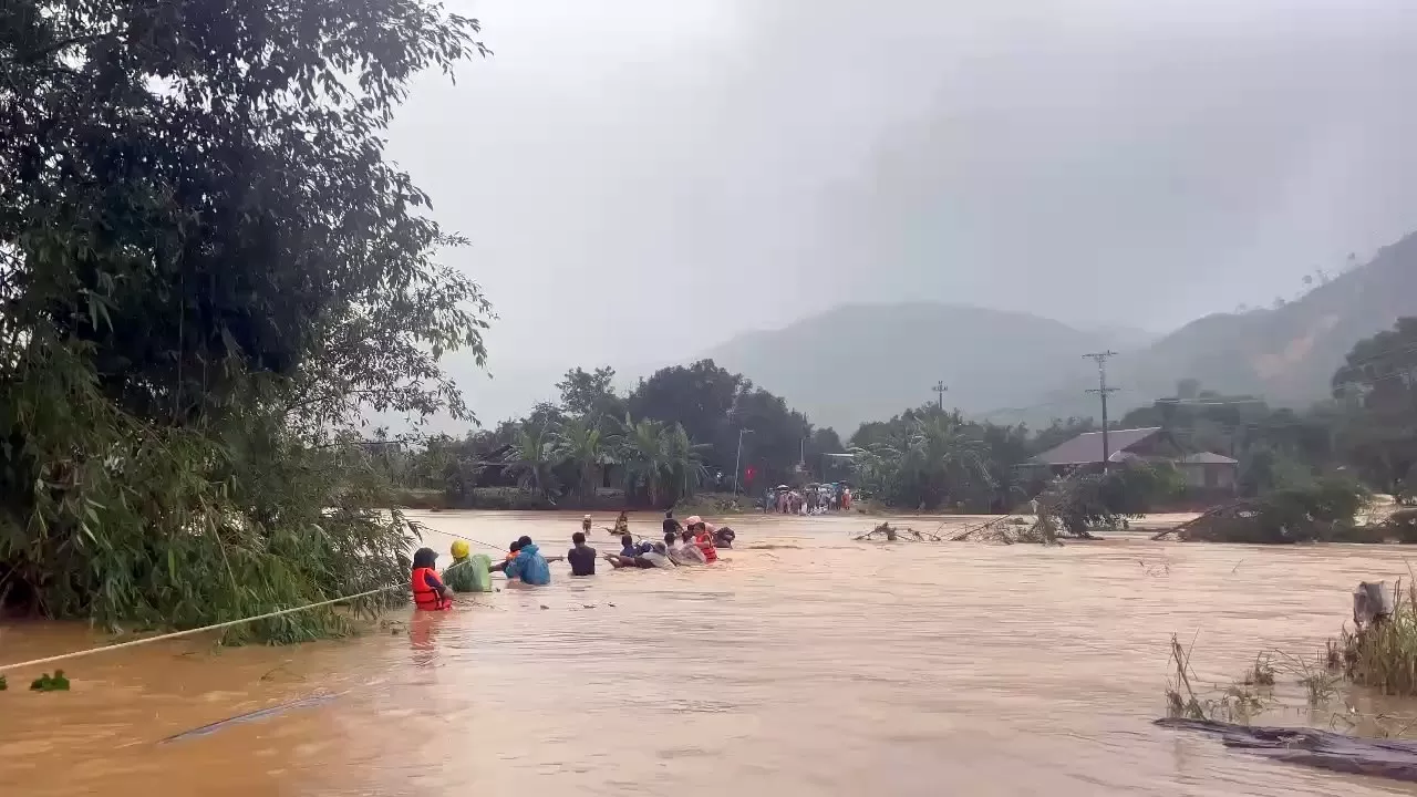 Mưa lũ tiếp tục tấn công Nam Trung bộ ở Việt Nam