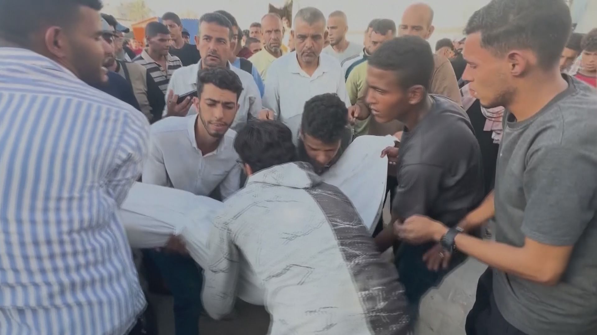 一張含有 服裝, 人的臉孔, 人員, 男人 的圖片

AI 產生的內容可能不正確。