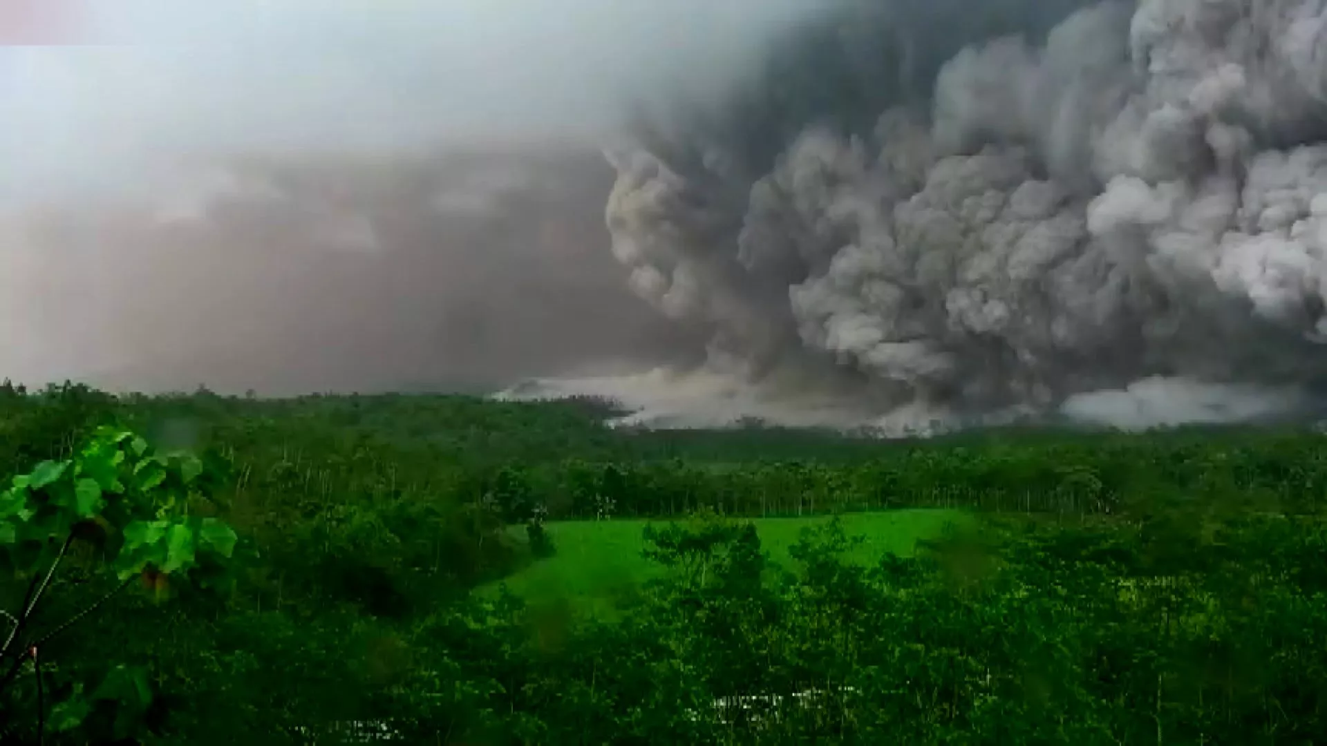 Gunung Semeru meletus dan menyemburkan awan vulkanik setinggi 2 km