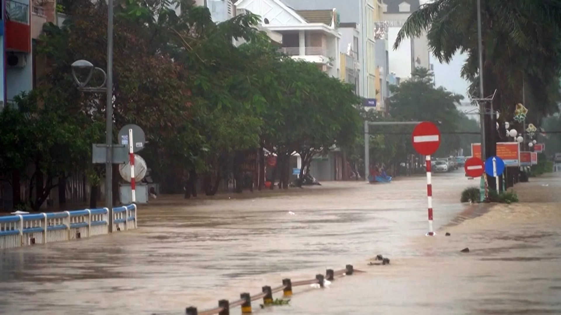 Mưa lũ tấn công Việt Nam, 43 người chết, 9 người mất tích