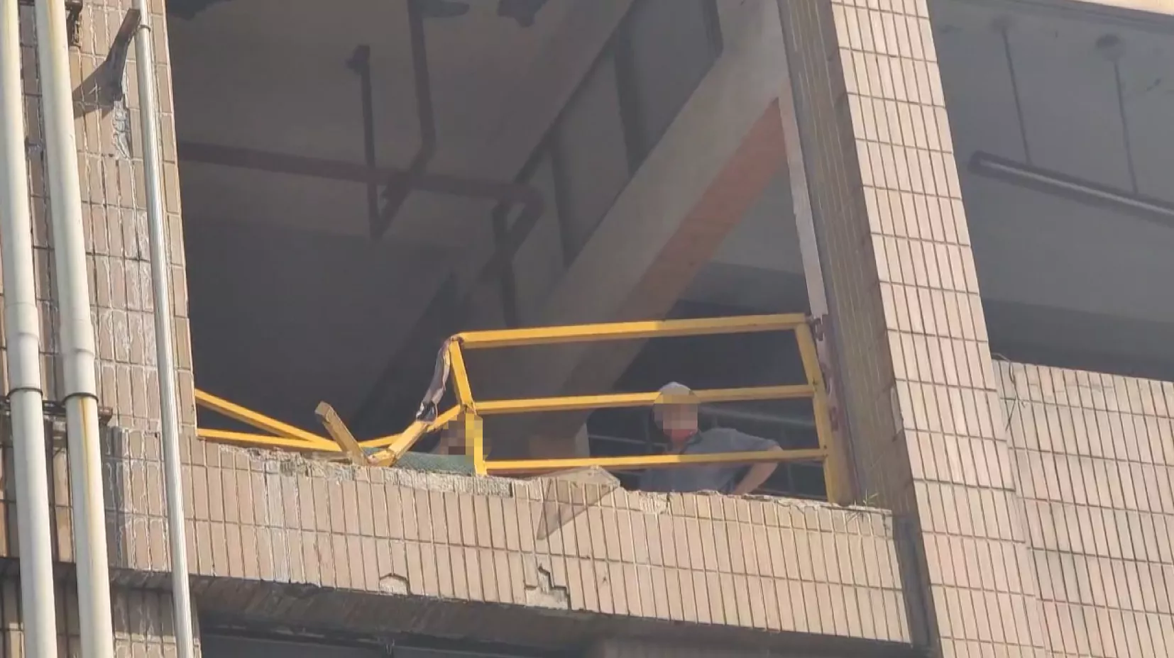 工人無做安全防護 連人掛豬哥機摔落樓死亡