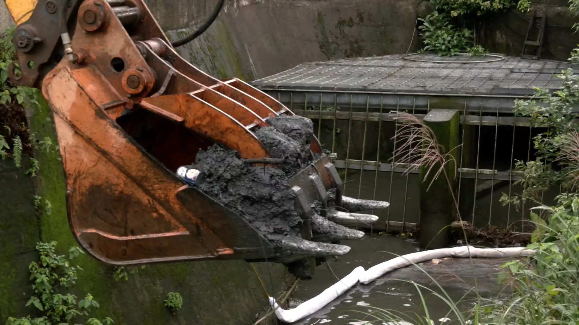 Investigasi lanjut polusi sumber mata air Longhe temukan noda minyak di selokan