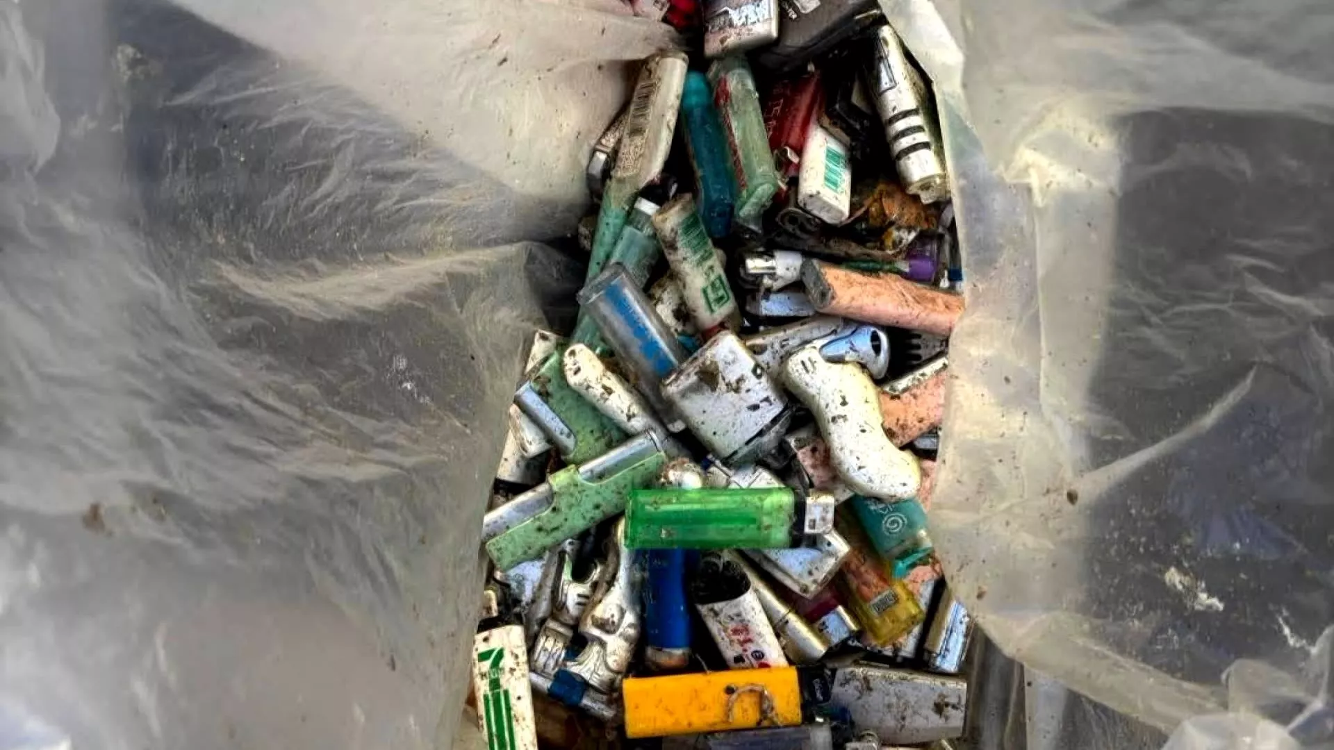 100 pemantik api dalam truk sampah picu percikan api, tim kebersihan lacak pelaku