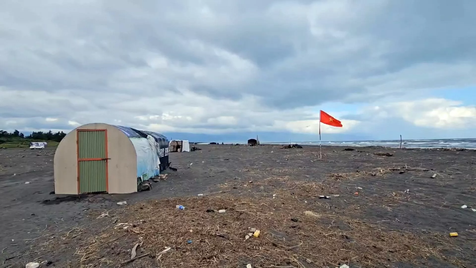 Nghi Lan "nóng" vì cờ Việt và tranh cãi về việc đánh bắt cá chình