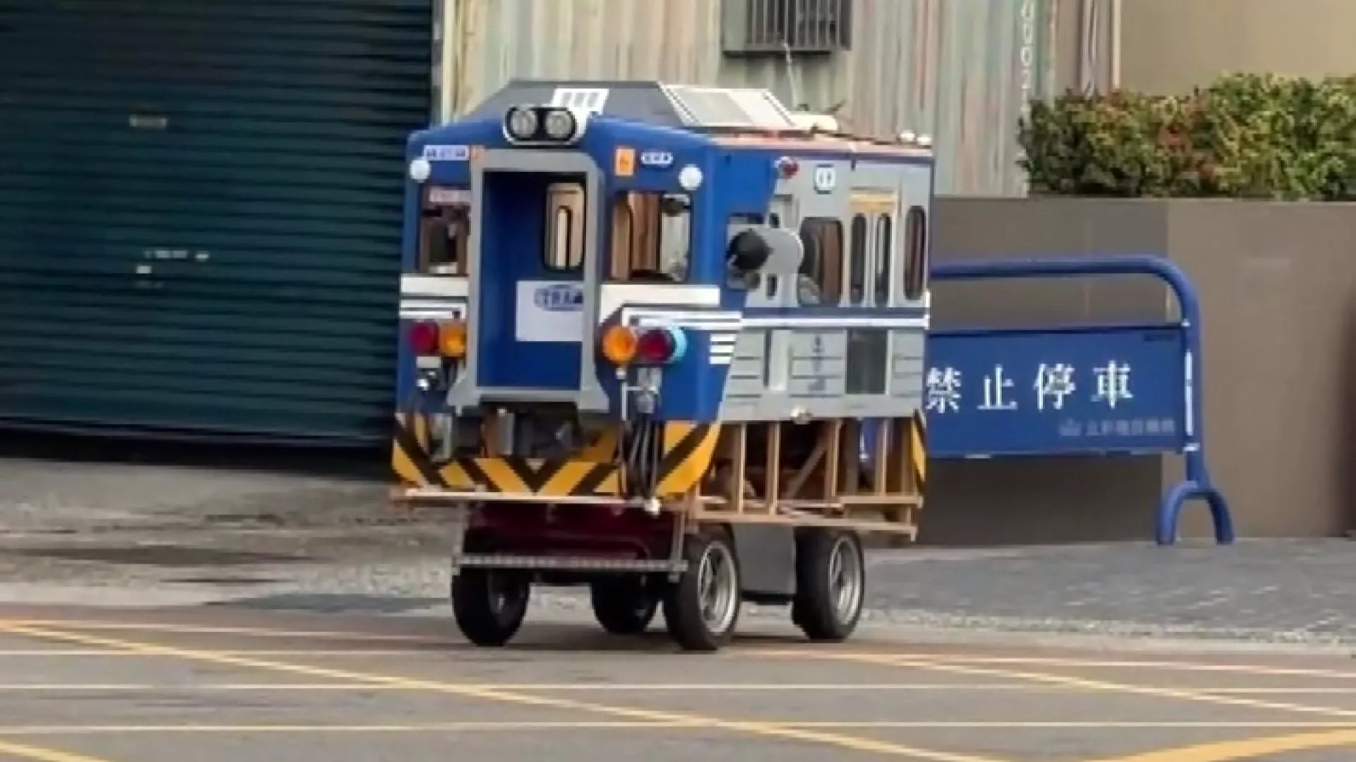 Xe "độ" tàu hỏa gây tranh cãi về an toàn giao thông ở Đài Trung