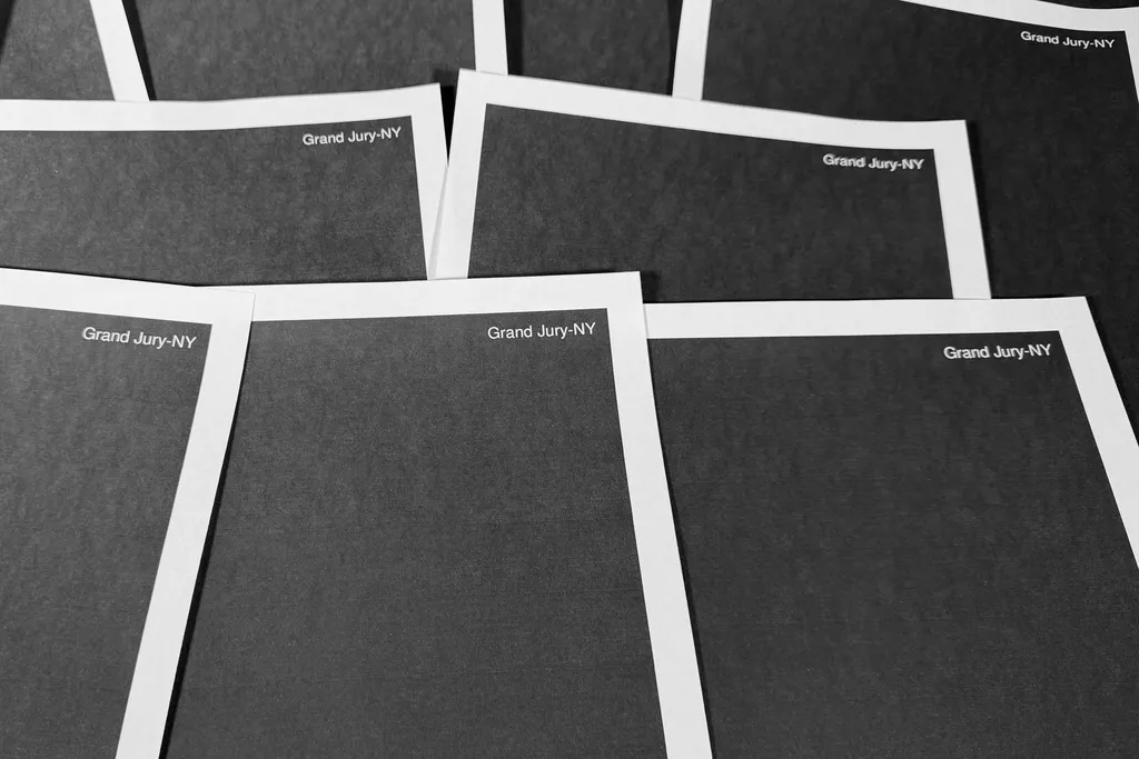 美國司法部公布的艾普斯坦案中，有大量文件、影像被塗黑。（圖／美聯社）