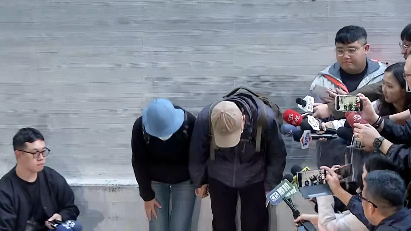 ลูกชายก่ออาชญากรรมร้ายแรง พ่อแม่คุกเข่าขอโทษสาธารณชน