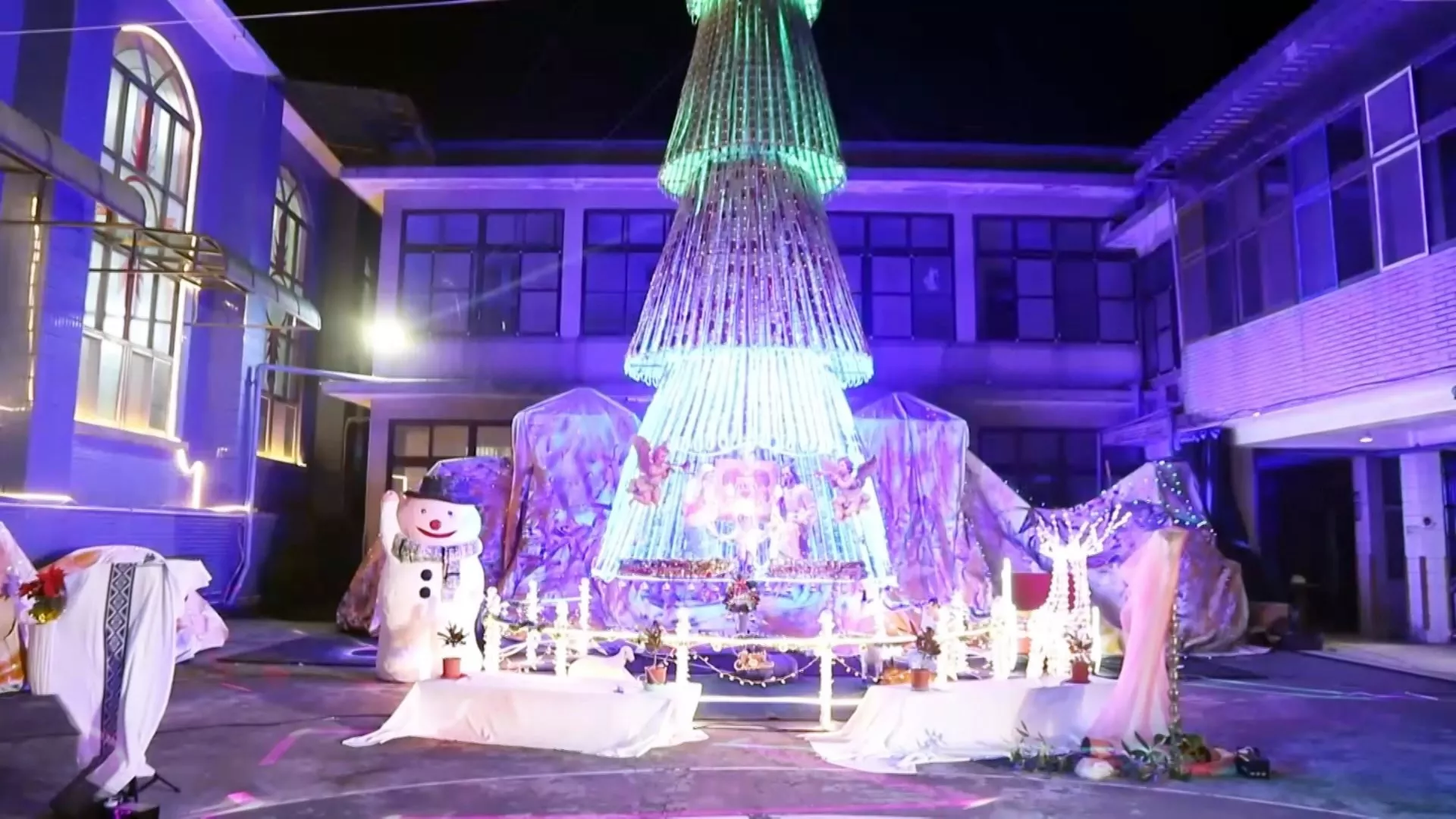 Hơn 200 giáo dân Việt - Đài cùng thắp đèn tại Giáo xứ Thánh Tâm