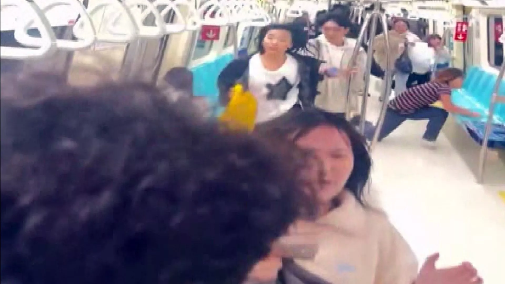Pria kibaskan payung di gerbong MRT Taipei, penumpang panik, satu orang cedera