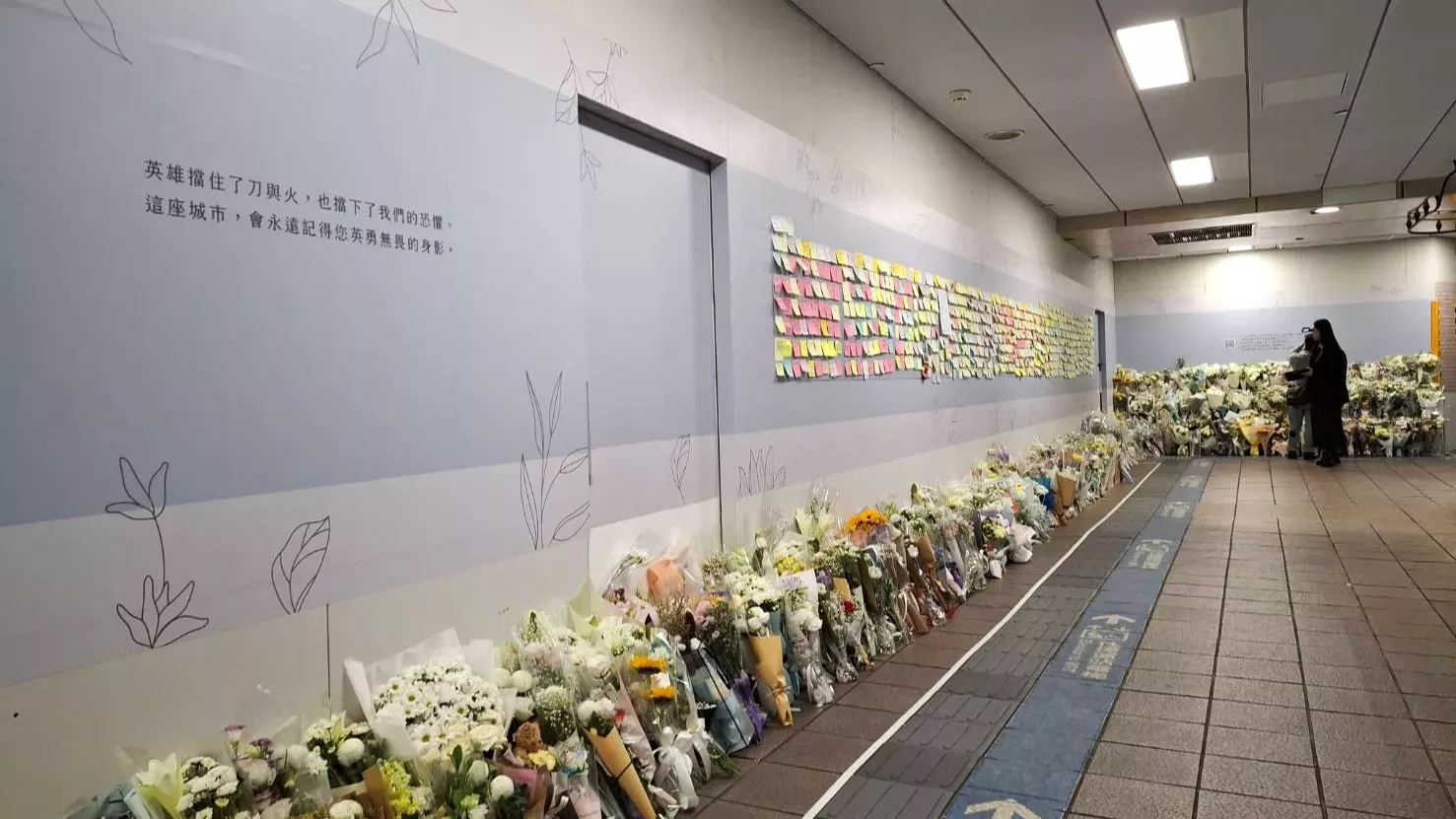 北捷公司25日在北車M7出口通道處,設置暫時性悼念牆,供民眾緬懷追思余家昶。(圖/台北捷運公司)