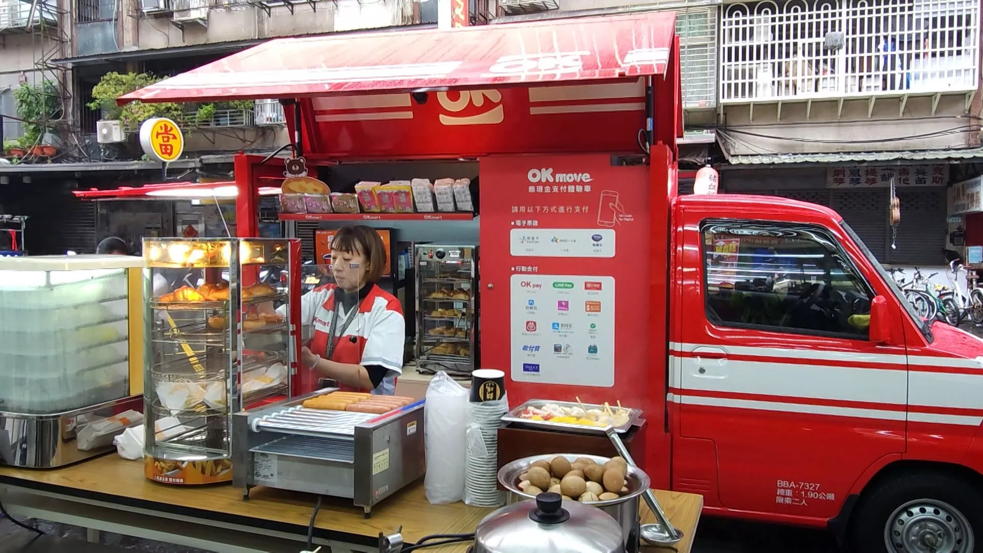 Peluncuran toko portabel, hidangan hangat edisi terbatas bisa dibeli di atas jalan