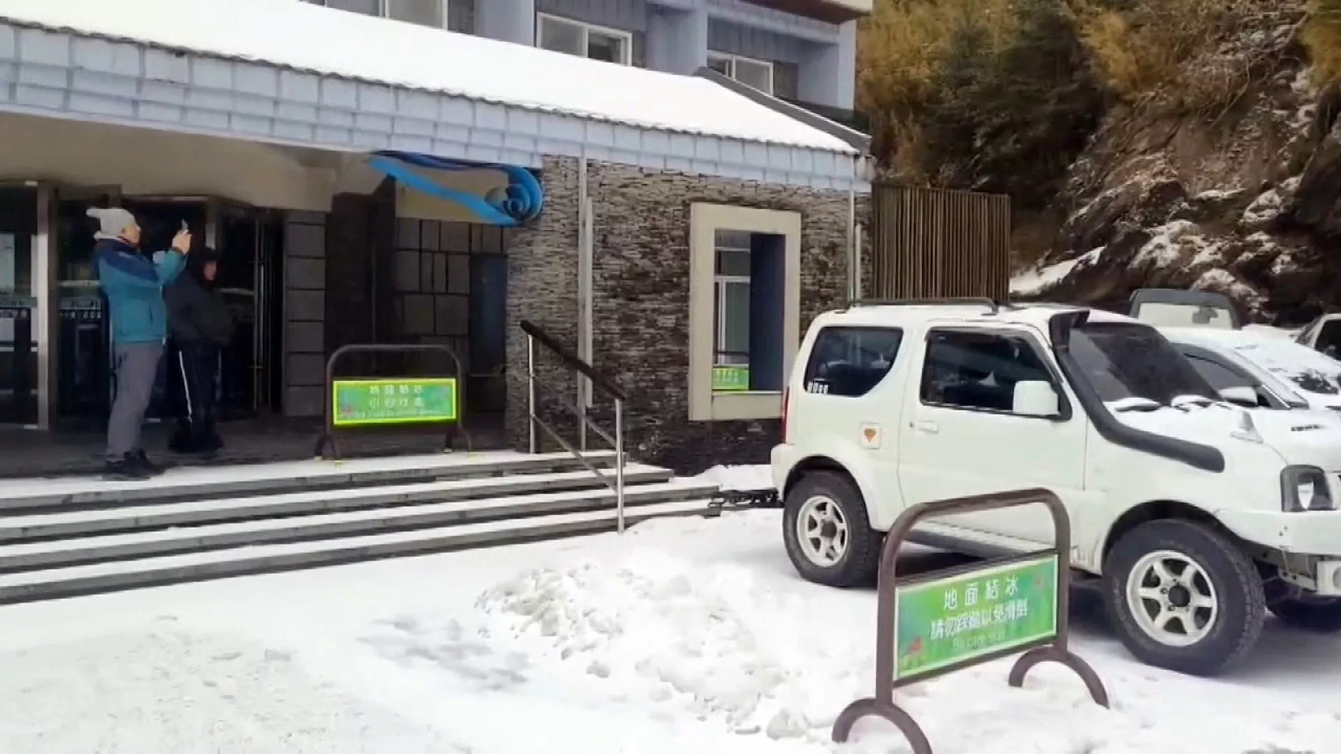 Núi Hợp Hoan chìm trong sắc trắng khi đón đợt tuyết đầu năm