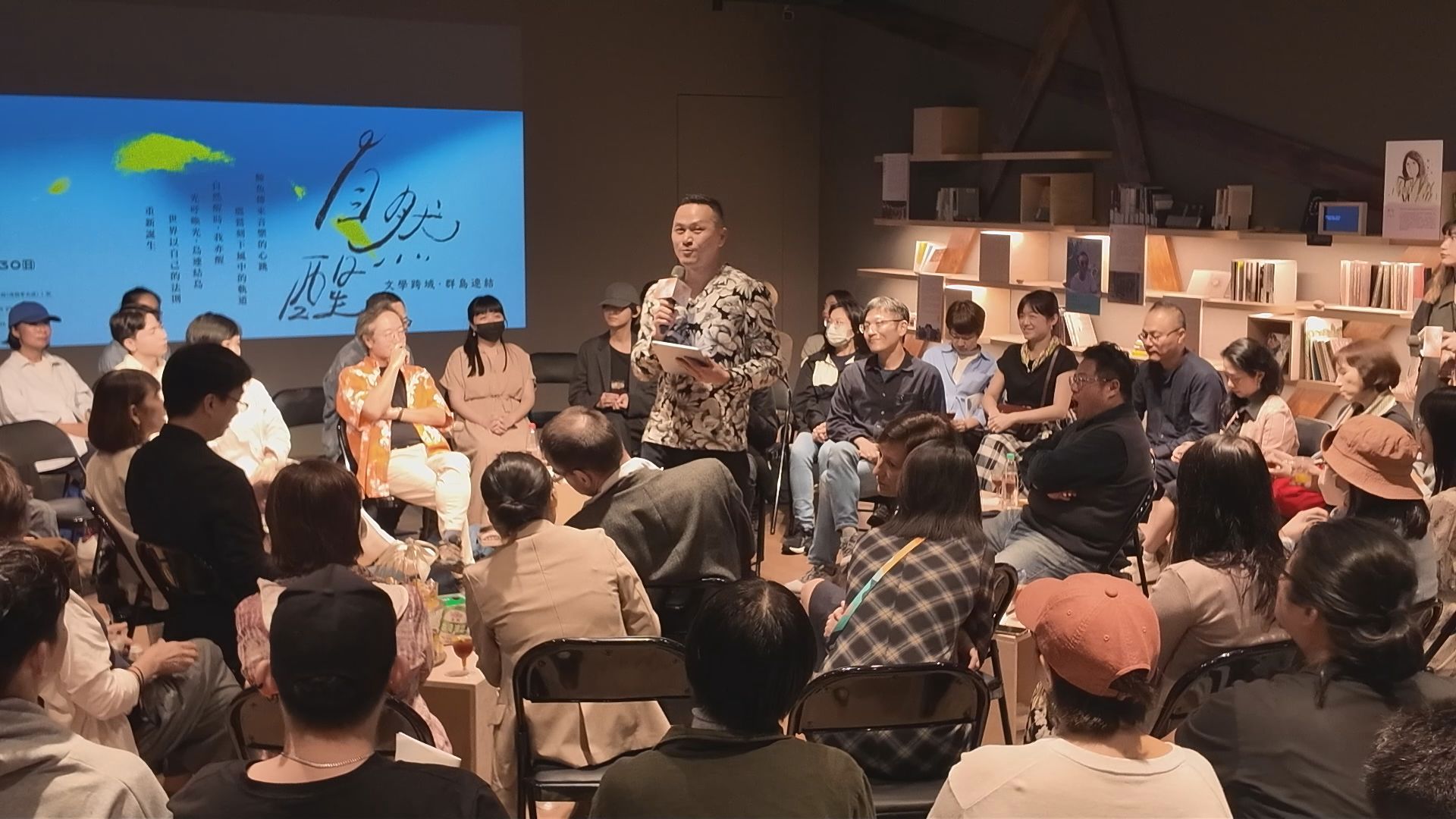 一張含有 服裝, 男人, 人員, 女人 的圖片

AI 產生的內容可能不正確。