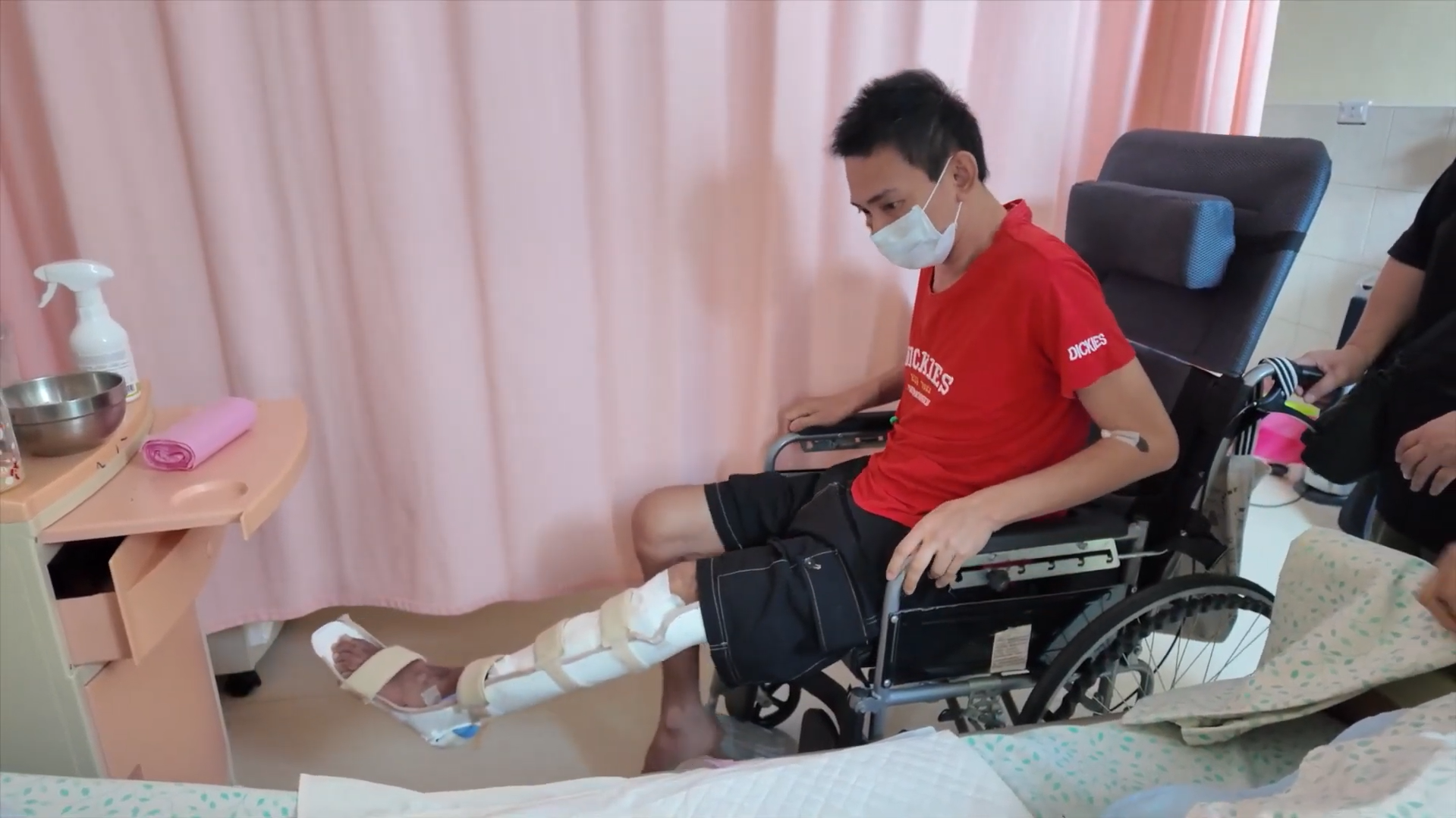 一張含有 人員, 室內, 服裝, 牆 的圖片

AI 產生的內容可能不正確。