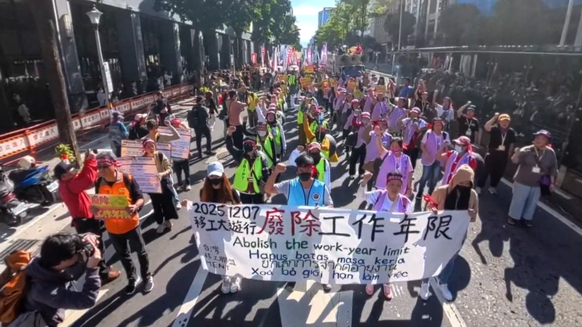 一張含有 戶外, 服裝, 人員, 足部穿著 的圖片

AI 產生的內容可能不正確。