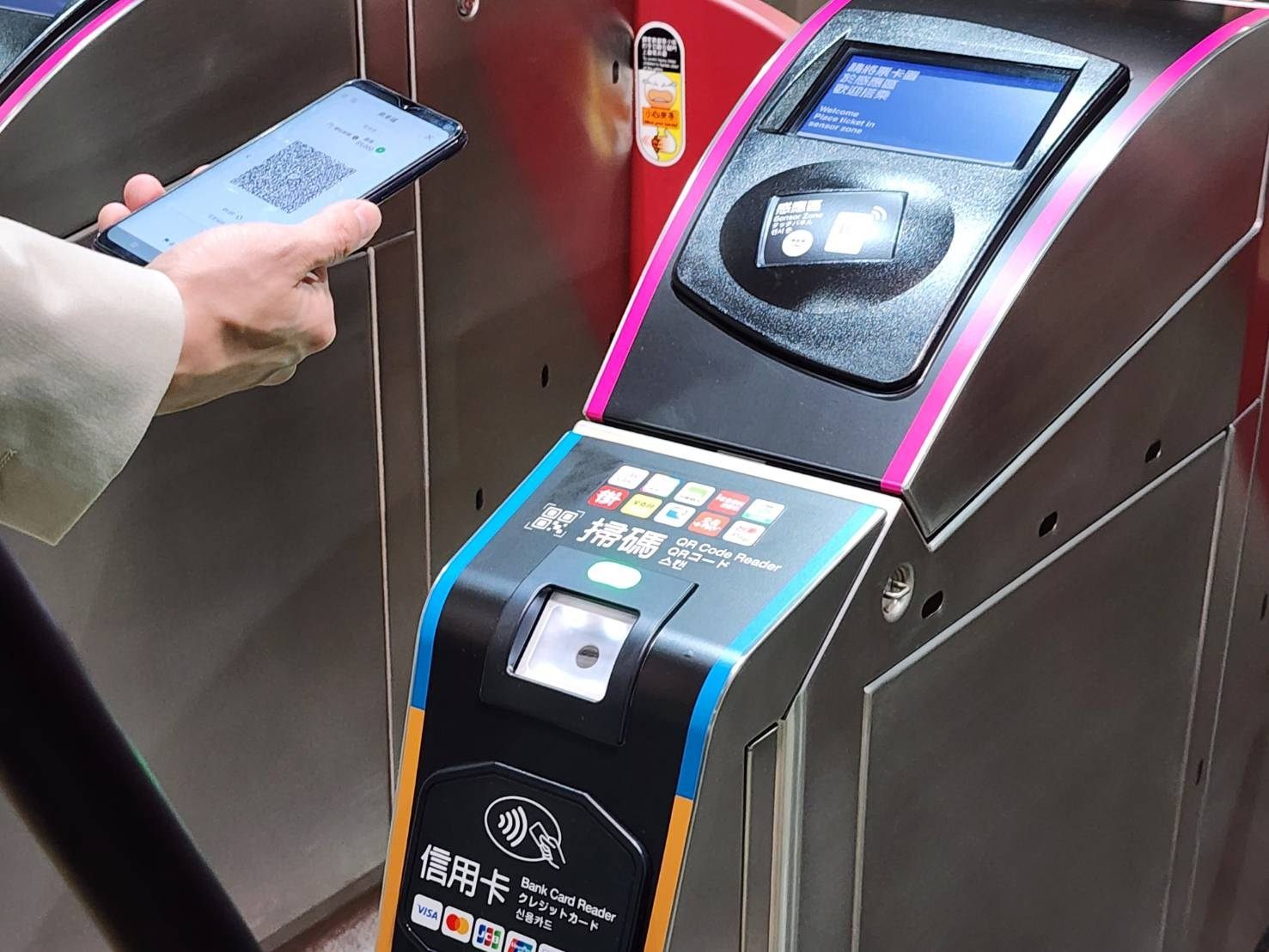 北捷宣布開放民眾使用QR乘車碼、部分銀行發行之信用卡搭車。（圖／台北捷運）