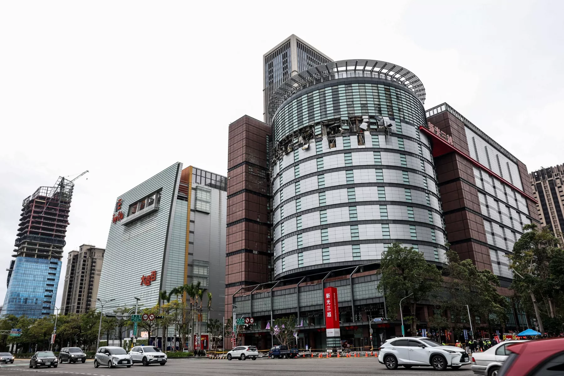 台中新光三越氣爆釀5死38傷，台中地檢署宣布偵結並起訴13人。（圖／法新社）