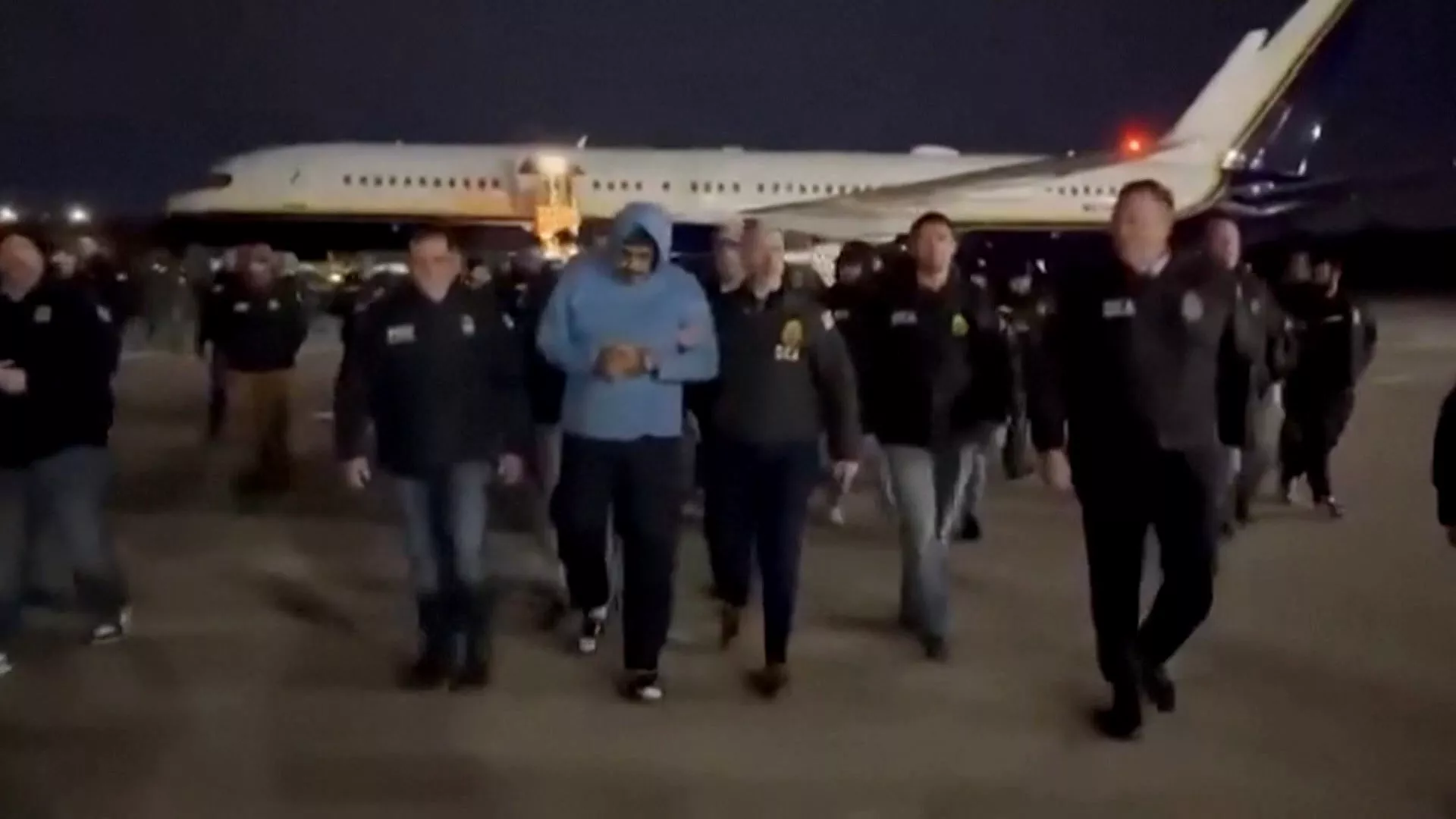 Mỹ đột kích, áp giải vợ chồng Tổng thống Venezuela về New York