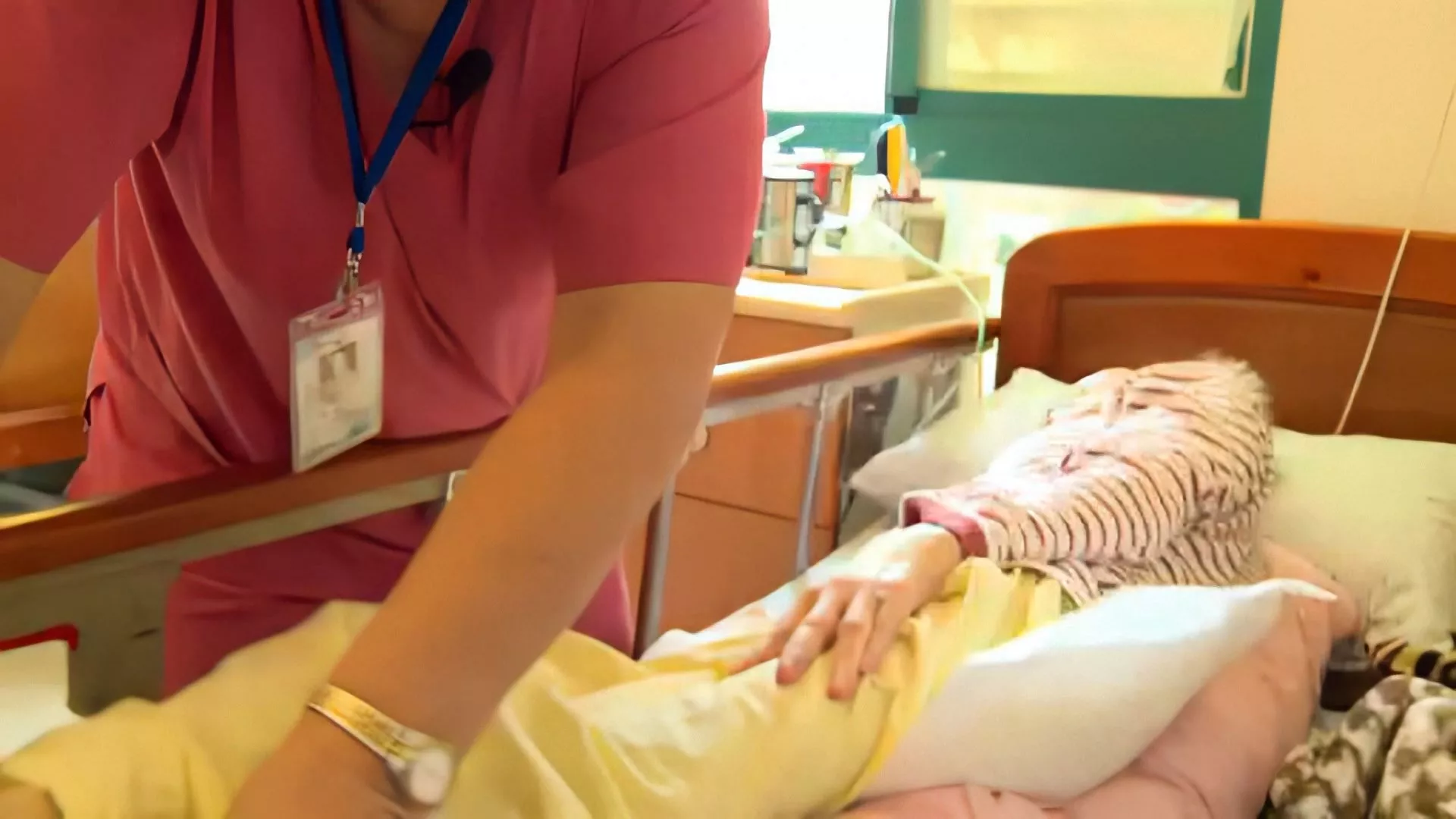 Cho phép bệnh viện thuê nhân viên chăm sóc người nước ngoài