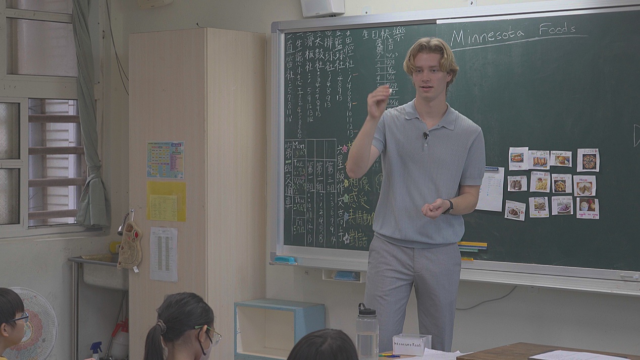 一張含有 文字, 服裝, 人員, 人的臉孔 的圖片

AI 產生的內容可能不正確。