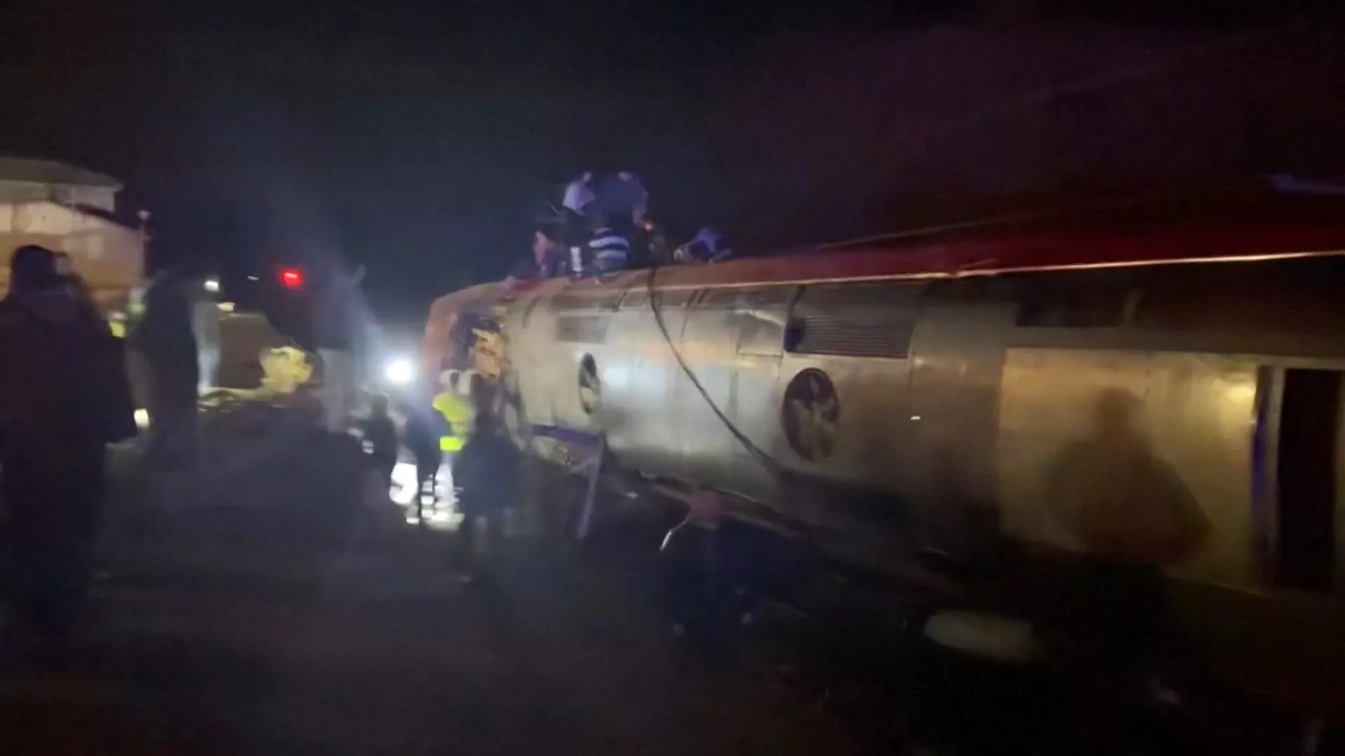 รถไฟความเร็วสูงสเปนตกรางชนขบวนสวนทาง ดับอย่างน้อย 21 เจ็บเกิน 100