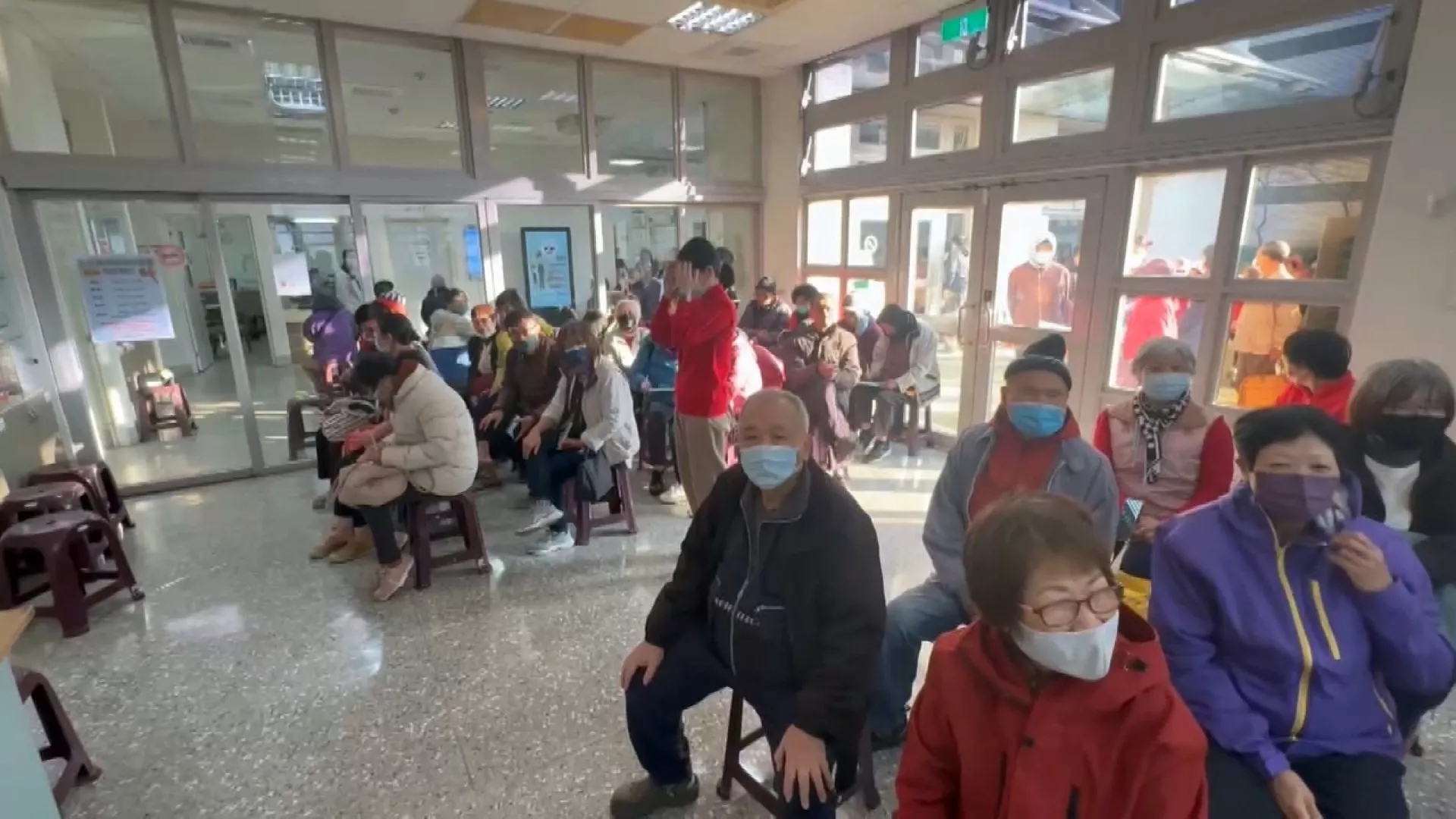 Người dân Chương Hoá tranh nhau xếp hàng để được tiêm phòng