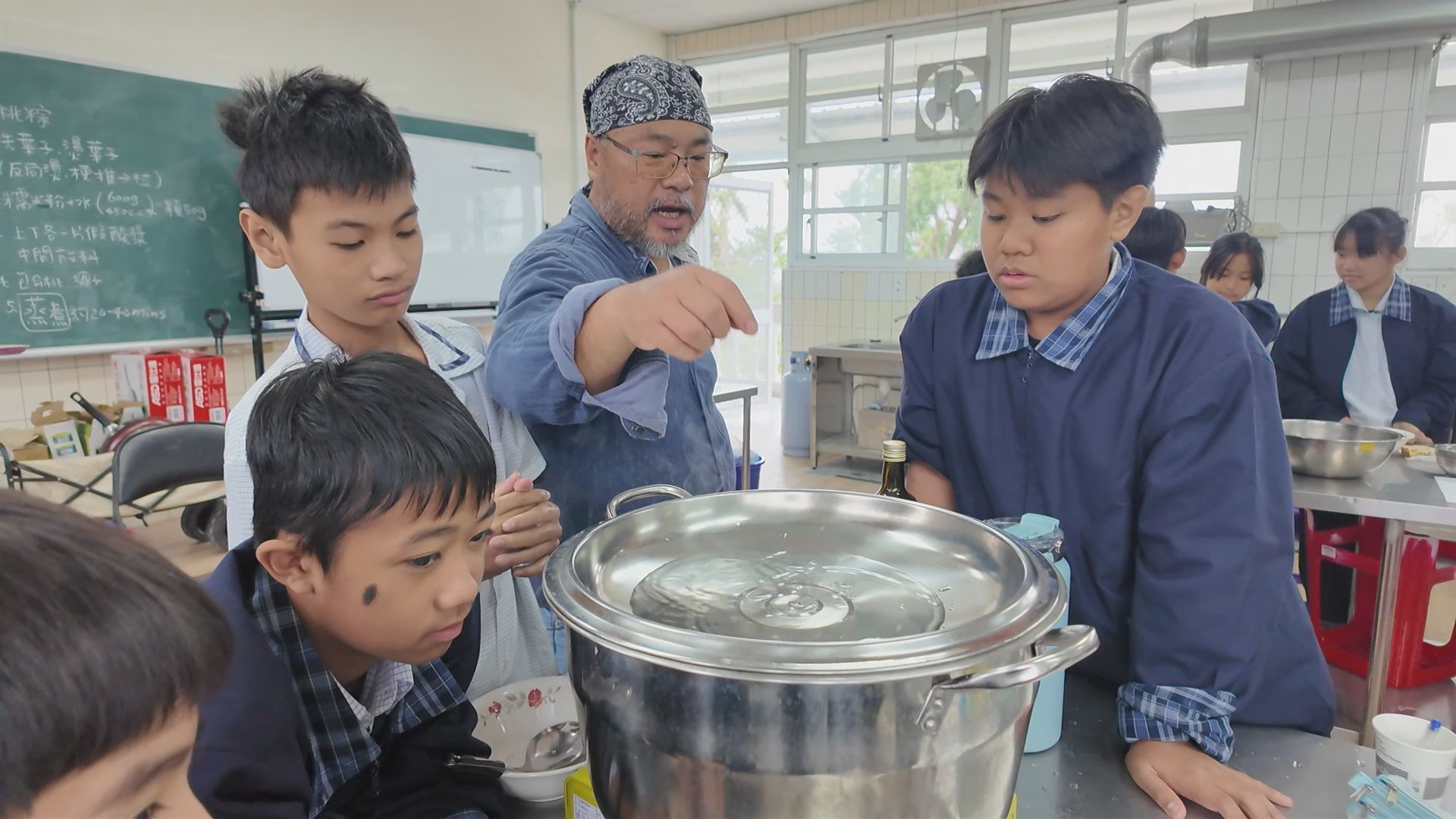 一張含有 服裝, 人員, 人的臉孔, 室內 的圖片
AI 產生的內容可能不正確。