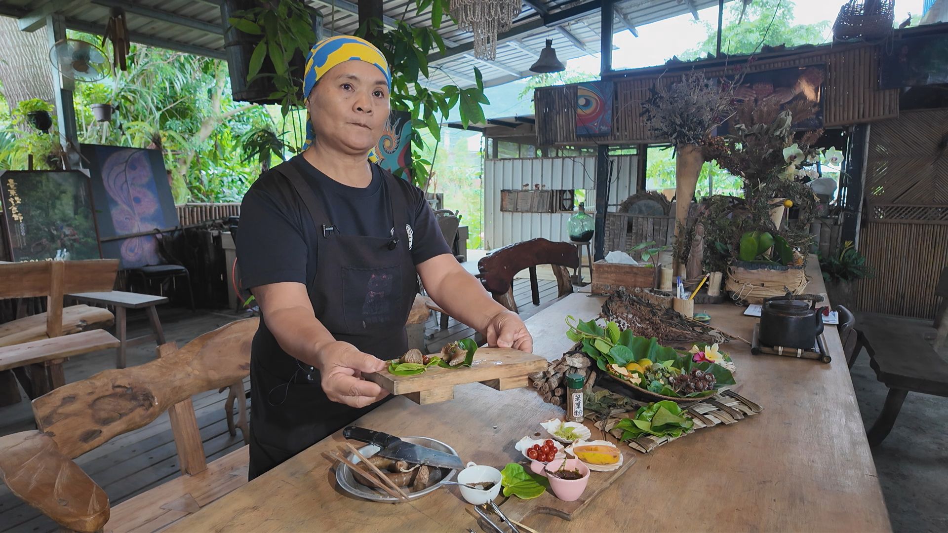一張含有 人員, 服裝, 資料表, 男人 的圖片
AI 產生的內容可能不正確。