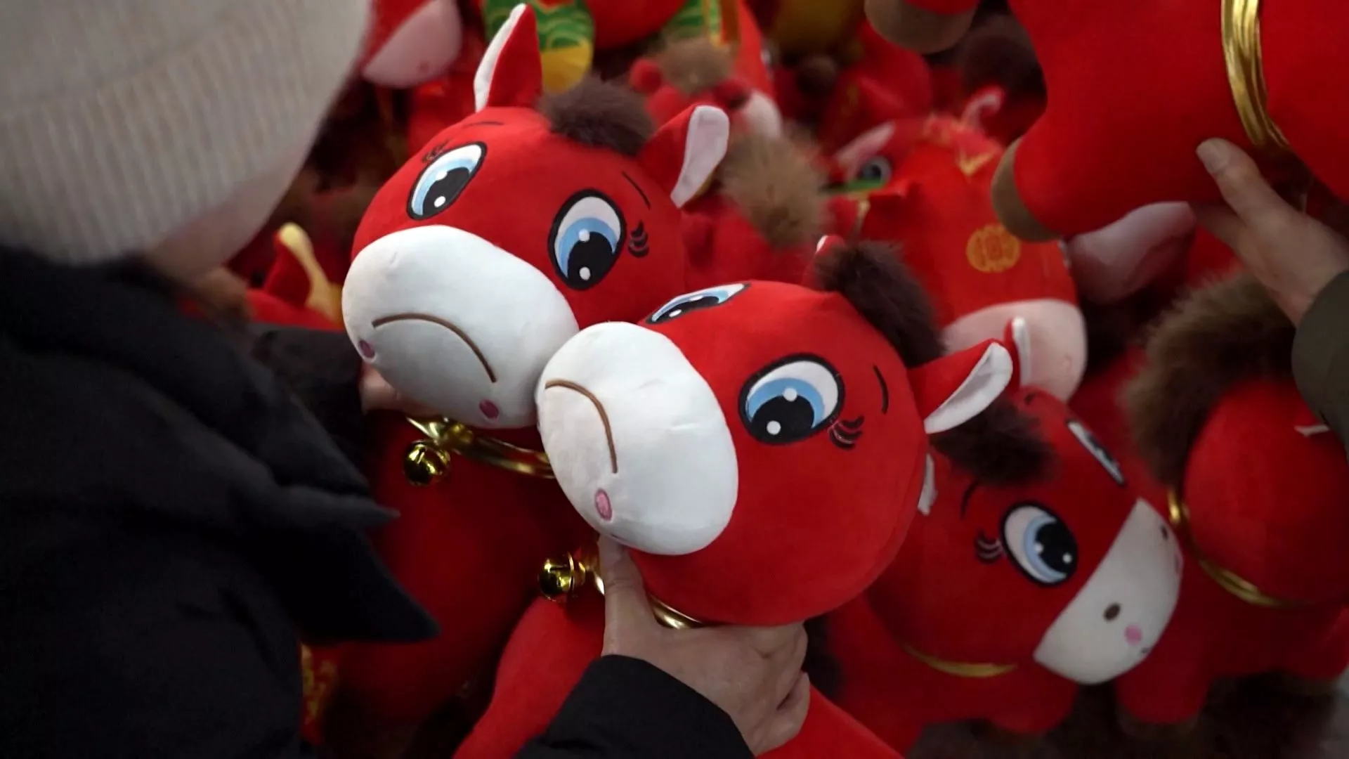 Kesalahan pada lini produksi, boneka kuda dengan muka cemberut malah naik daun