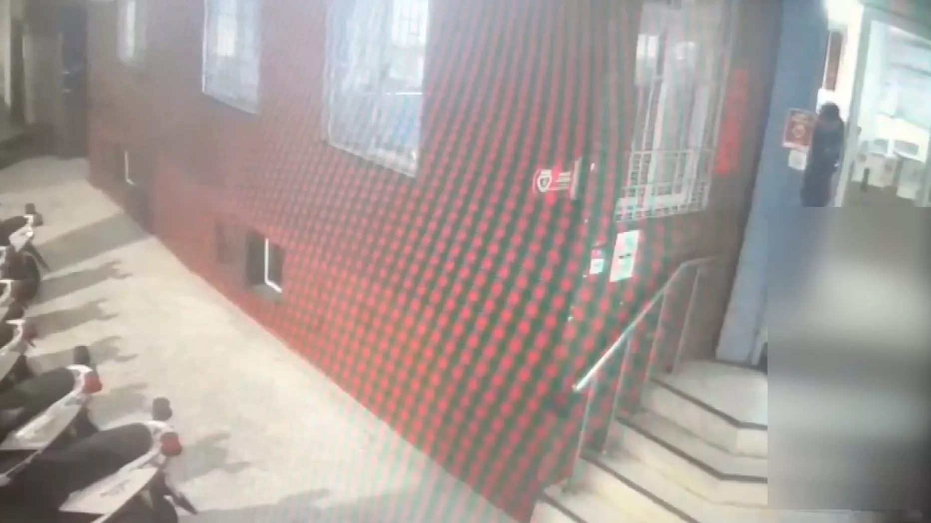 Pria bersenjata tajam bacok dan kejar korban hingga ke kantor polisi