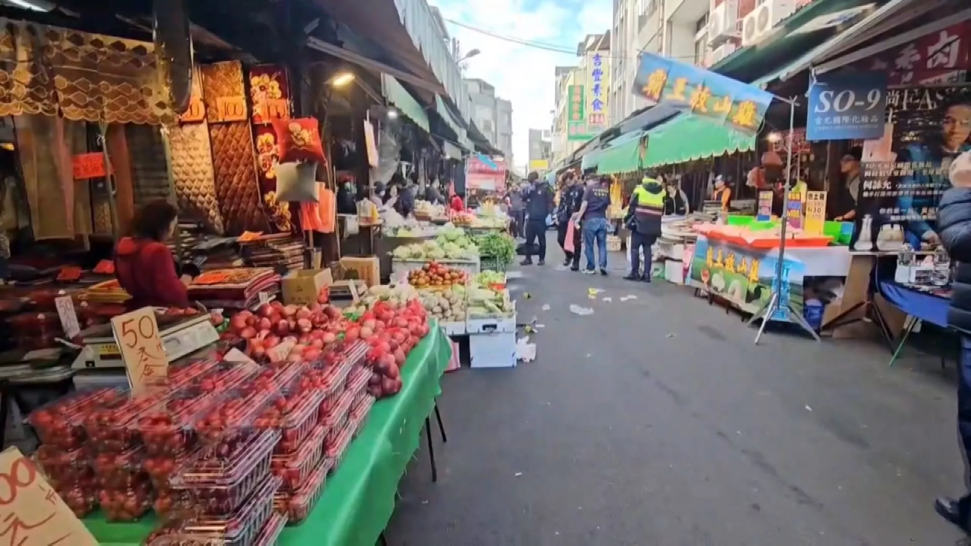 Người đàn ông vung dao giữa chợ, tấn công cảnh sát