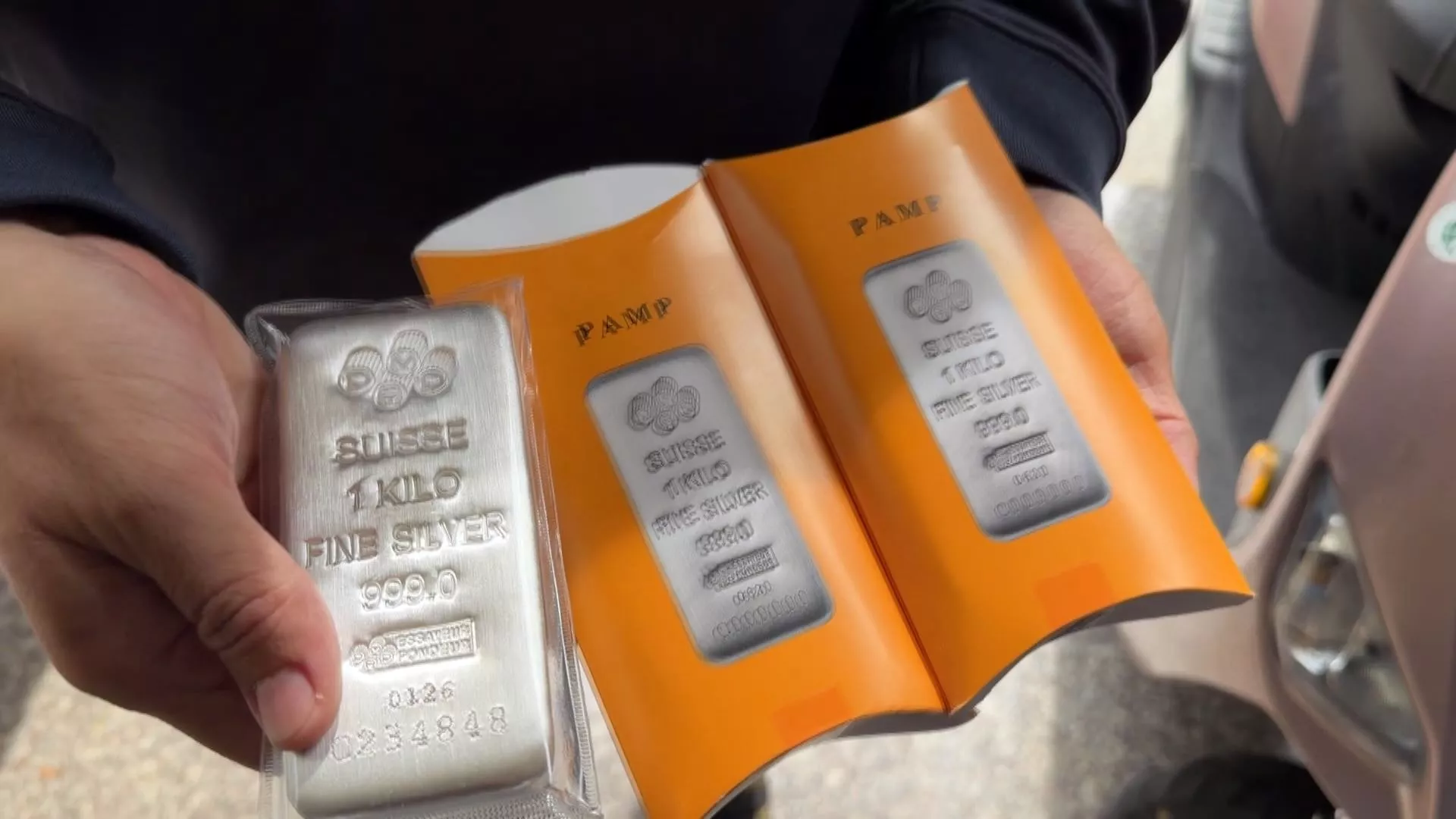 Tuần trước giá vàng, bạc lao dốc mạnh, bạc giảm 30%