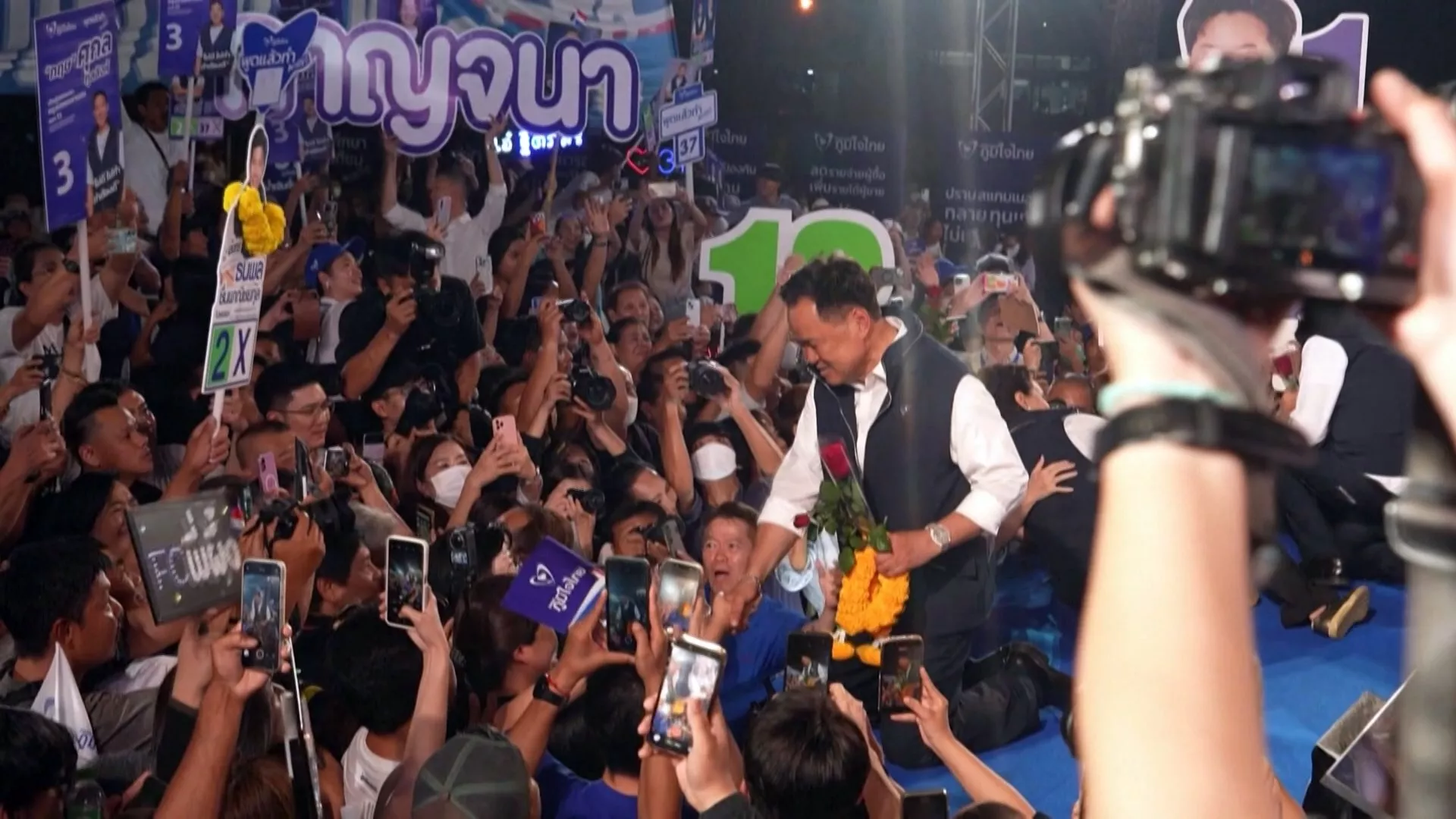 ผลเลือกตั้งพลิกโพล ผู้สื่อข่าวลงพื้นที่จับตาทิศทางการเมือง